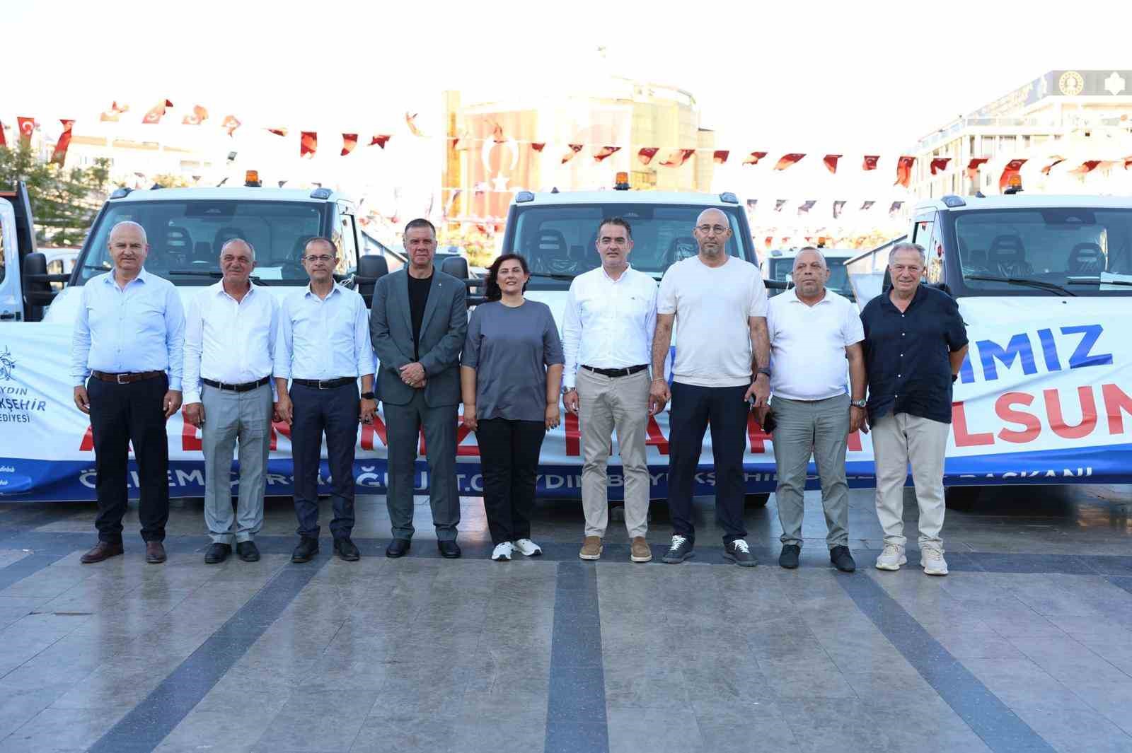 Belediyeye yeni alınan araçları gören yaşlı amcalar, Başkan Çerçioğlu’na böyle teşekkür etti 