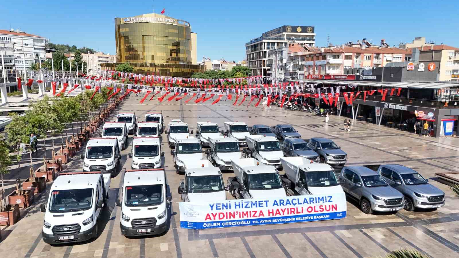Belediyeye yeni alınan araçları gören yaşlı amcalar, Başkan Çerçioğlu’na böyle teşekkür etti 