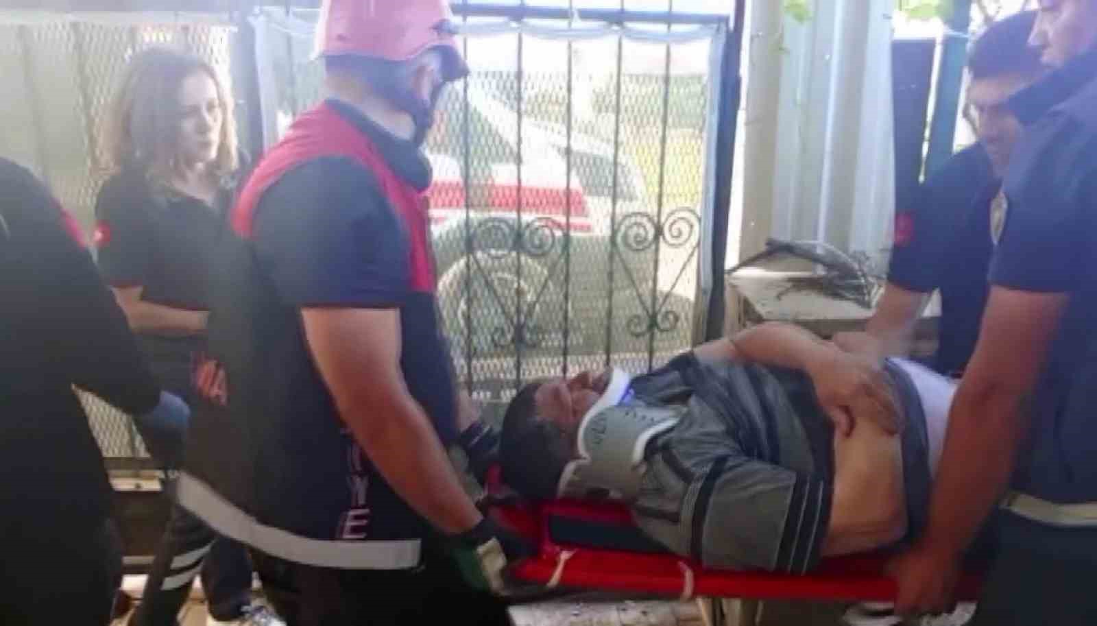 Kuyuya düşen sağır ve dilsiz adam, kendisini kurtaran itfaiyeciye sarılarak teşekkür etti 