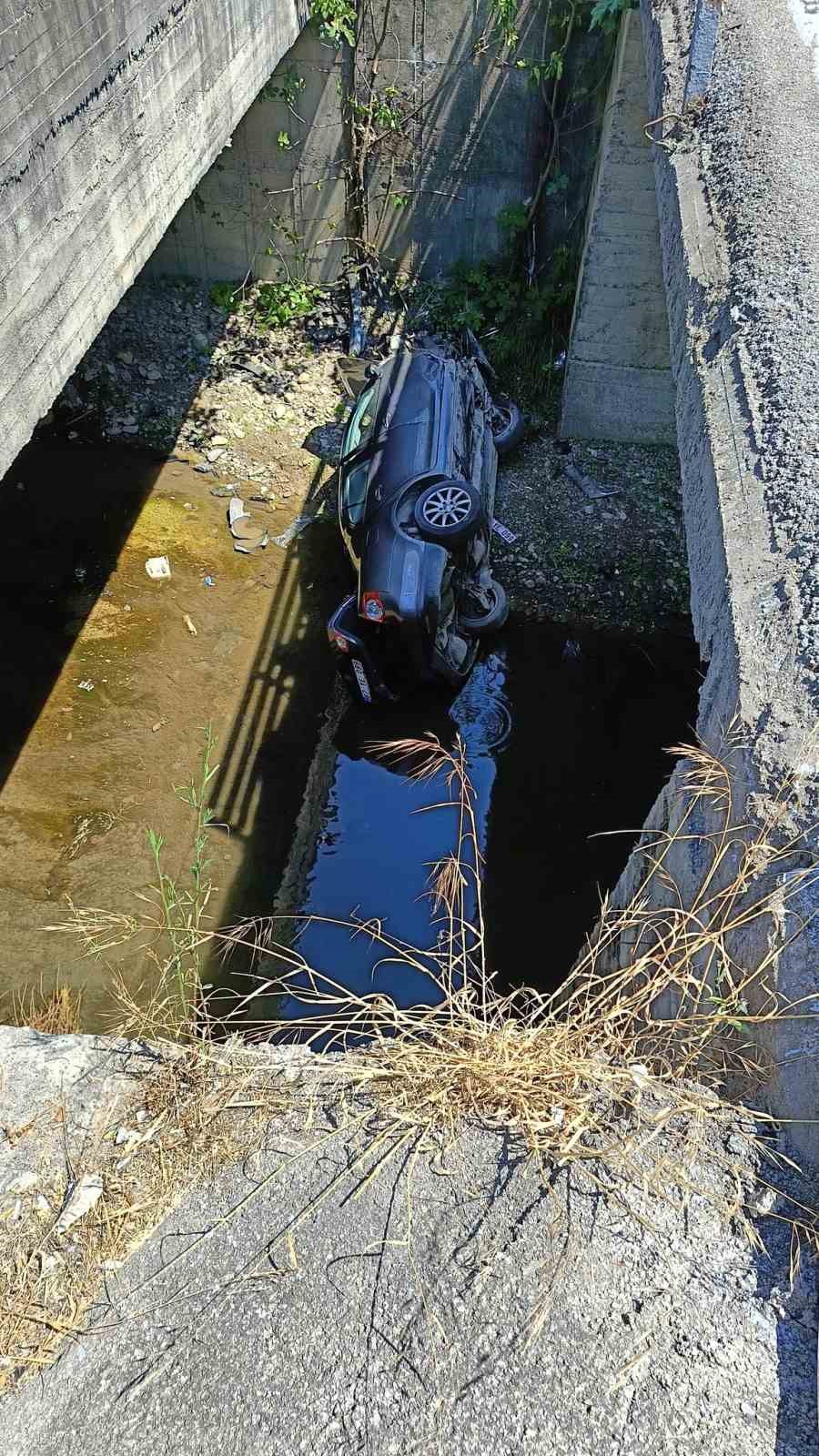 Direksiyon hakimiyetini kaybeden otomobil iki köprü arasından dereye uçtu