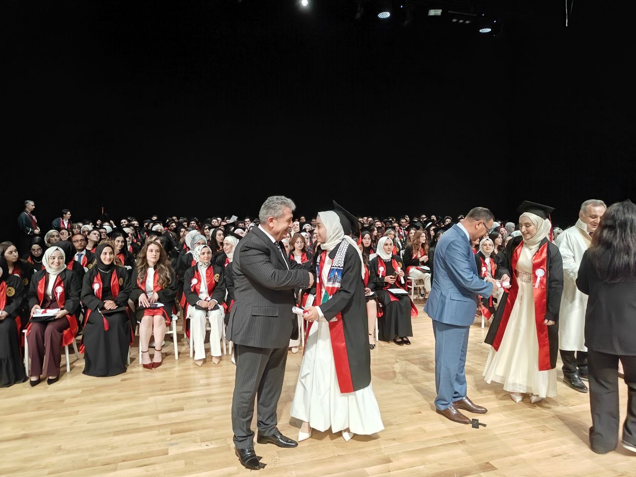 AK Parti’li vekil kızının diplomasını kendi elleriyle verdi 