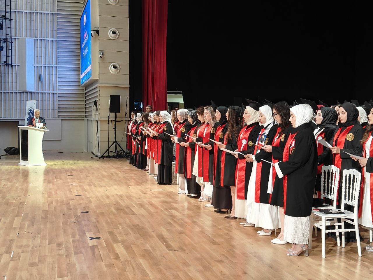 AK Parti’li vekil kızının diplomasını kendi elleriyle verdi 