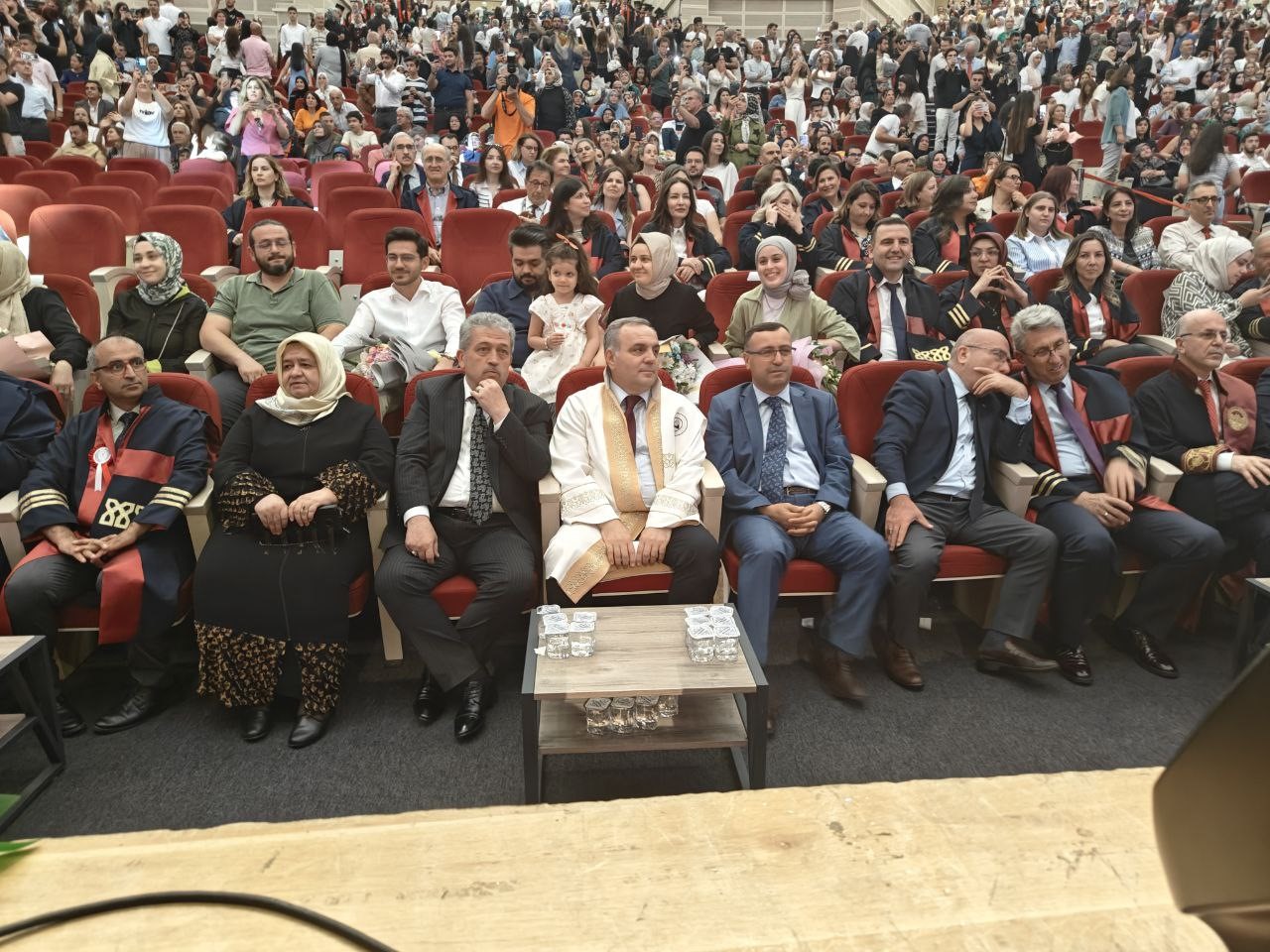 AK Parti’li vekil kızının diplomasını kendi elleriyle verdi 