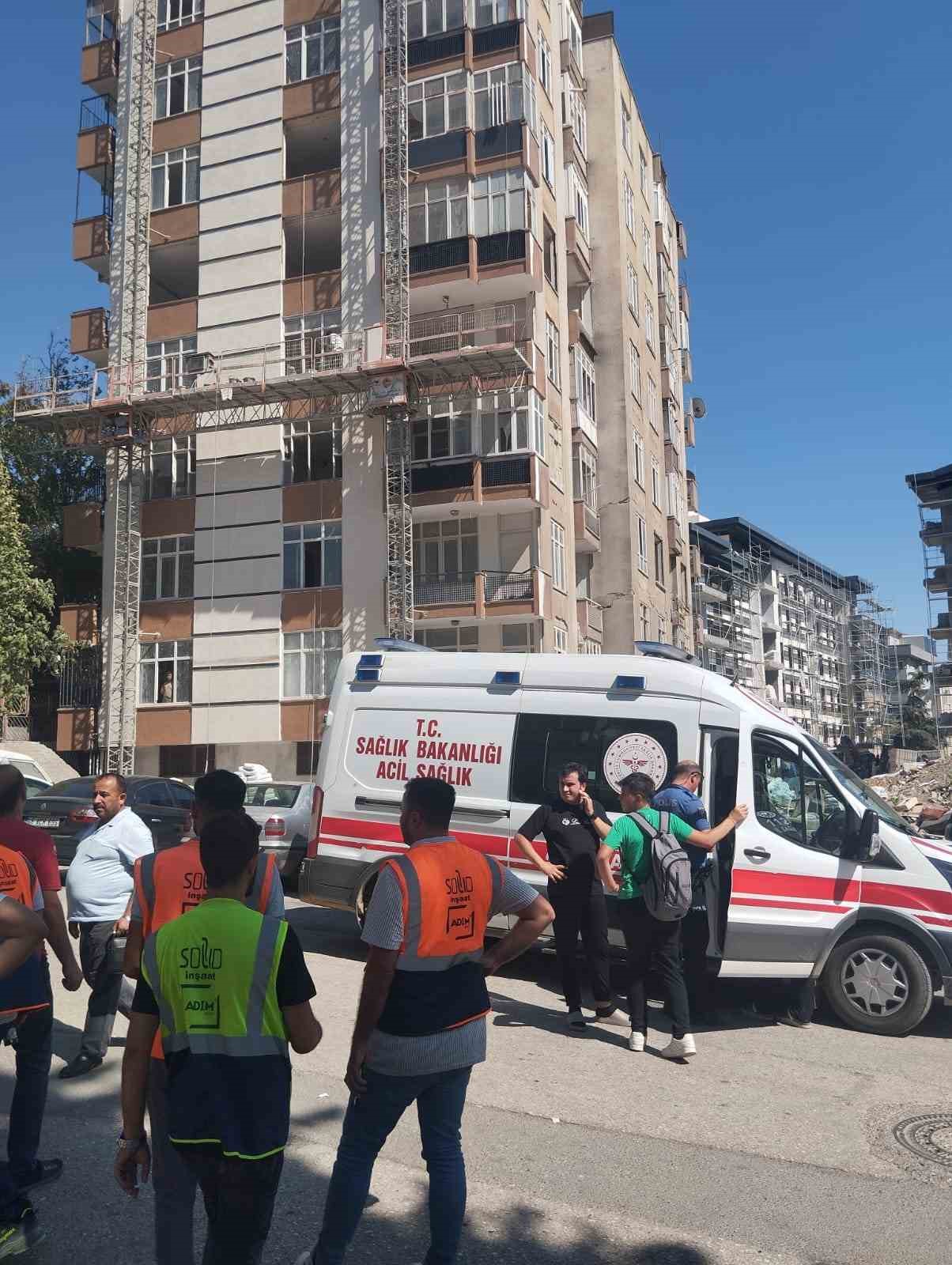 Kahramanmaraş’ta inşaattan atılan molozlar çocukların üzerine düştü: 3 yaralı