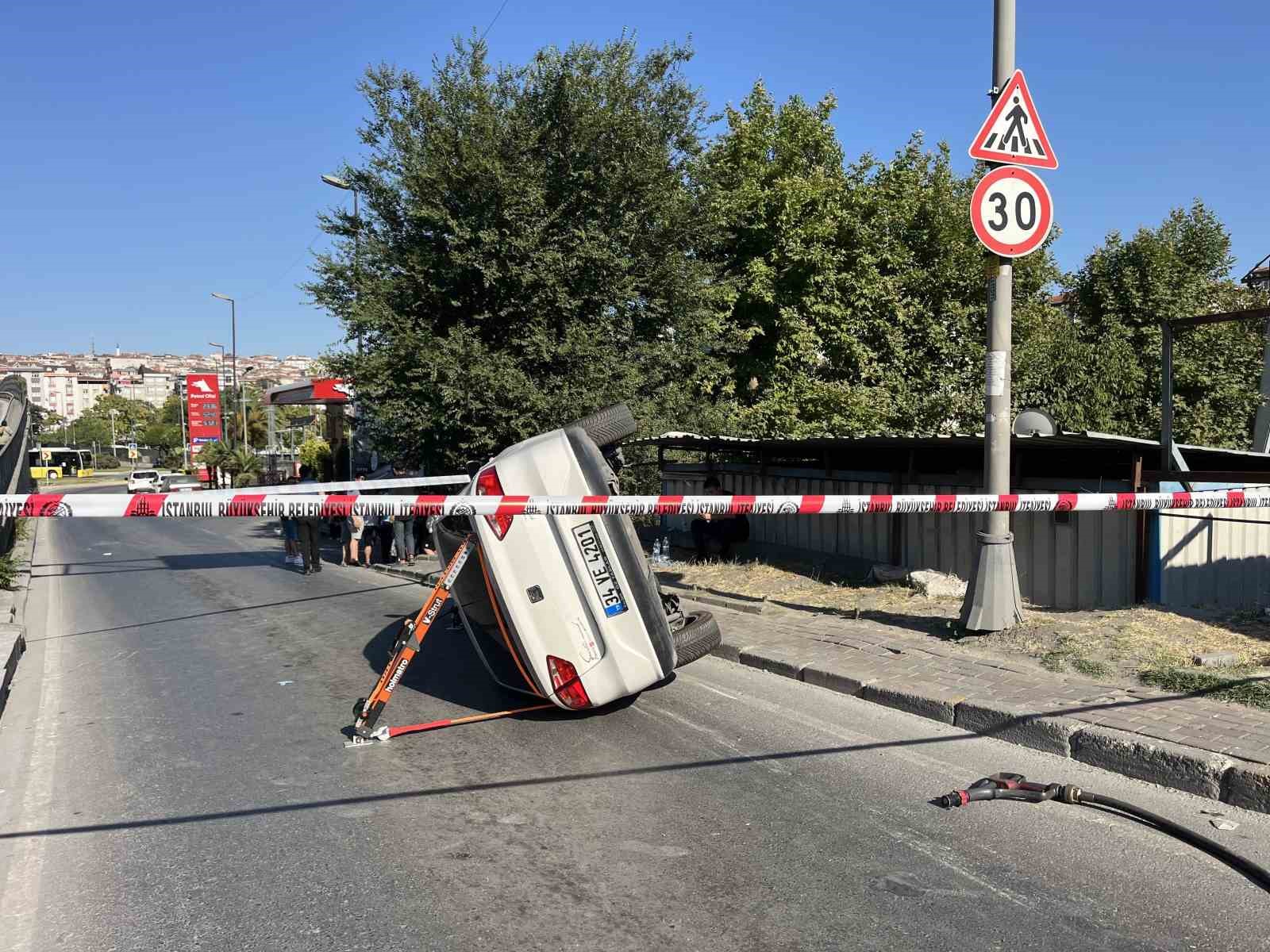 Araca yaslanarak arkadaşıyla konuşan şahsa otomobil çarptı 