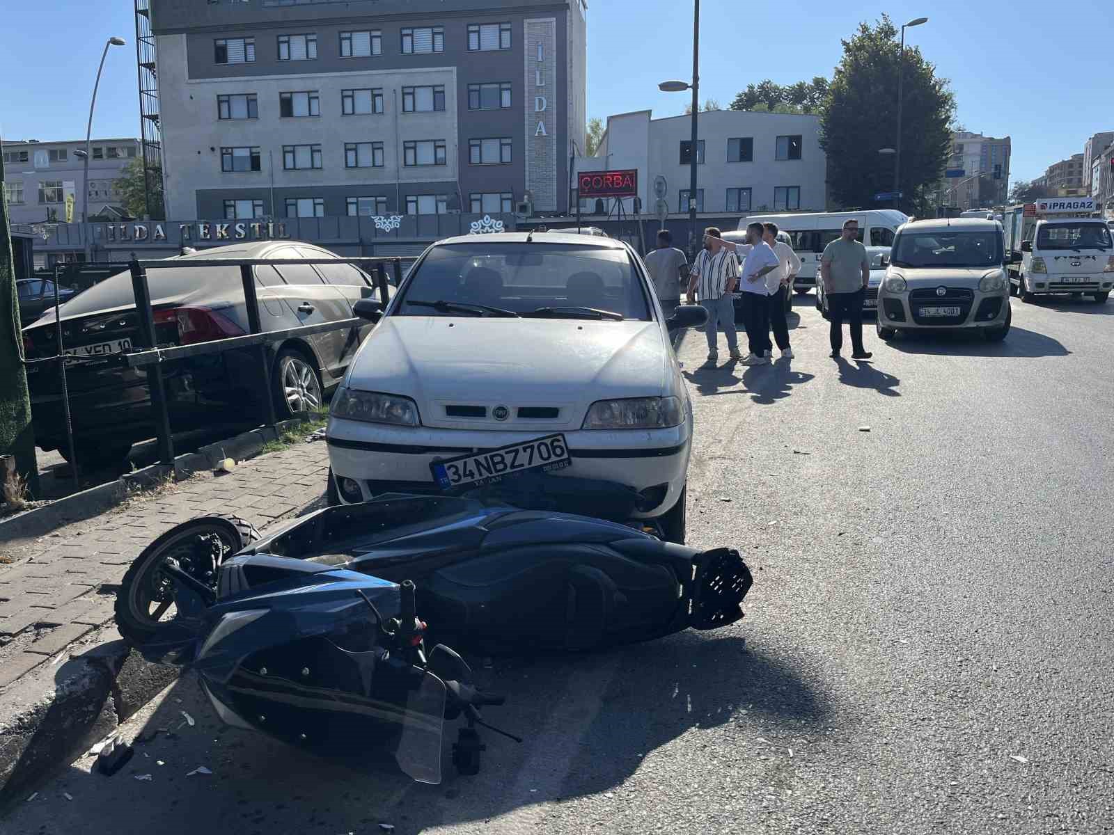 Araca yaslanarak arkadaşıyla konuşan şahsa otomobil çarptı 