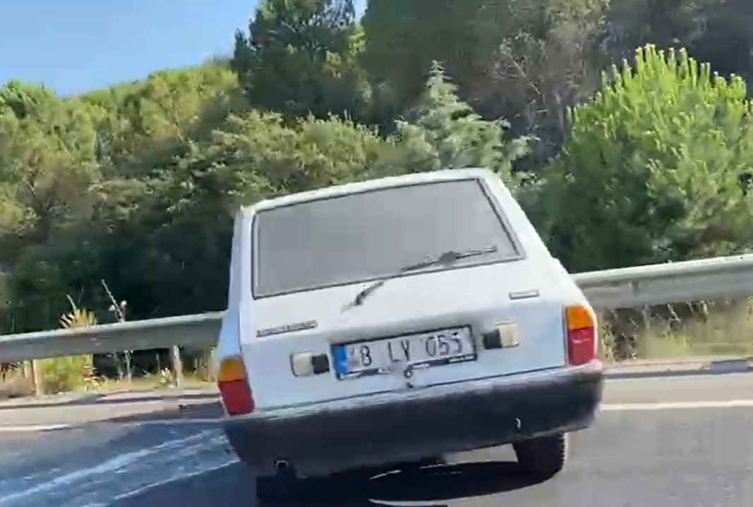 Yanan otomobil itfaiye ekiplerini alarma geçirdi 