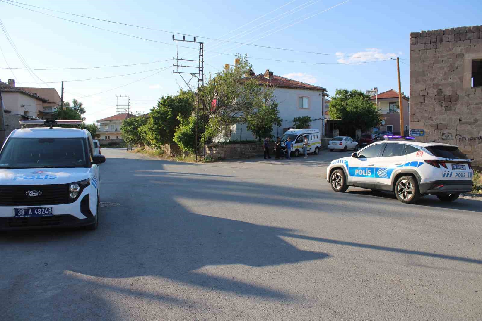 Husumetli iki grup arasında bıçaklı kavga: 1’i ağır 4 yaralı 