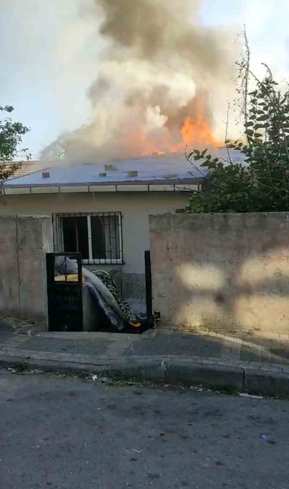 Ümraniye’de çakmakla oynayan çocuk yangın çıkardı 