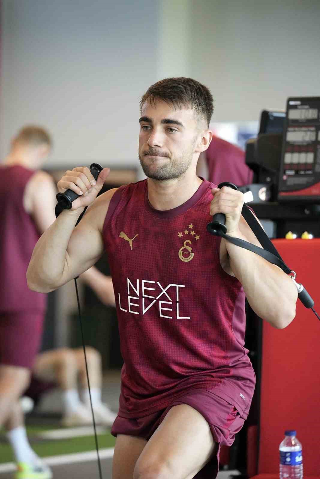 Galatasaray hazırlıklarını çift idman yaparak sürdürdü 