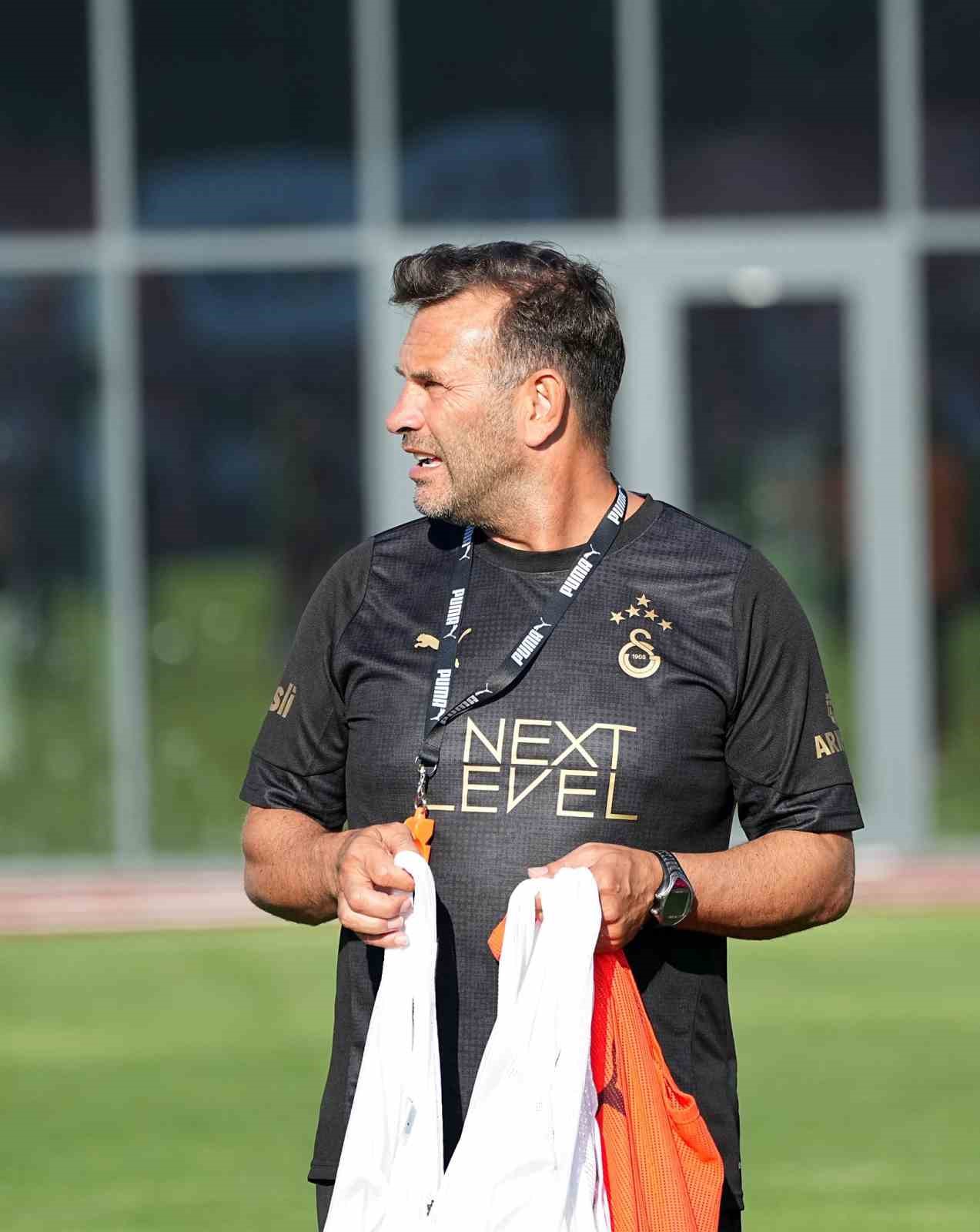 Galatasaray hazırlıklarını çift idman yaparak sürdürdü 