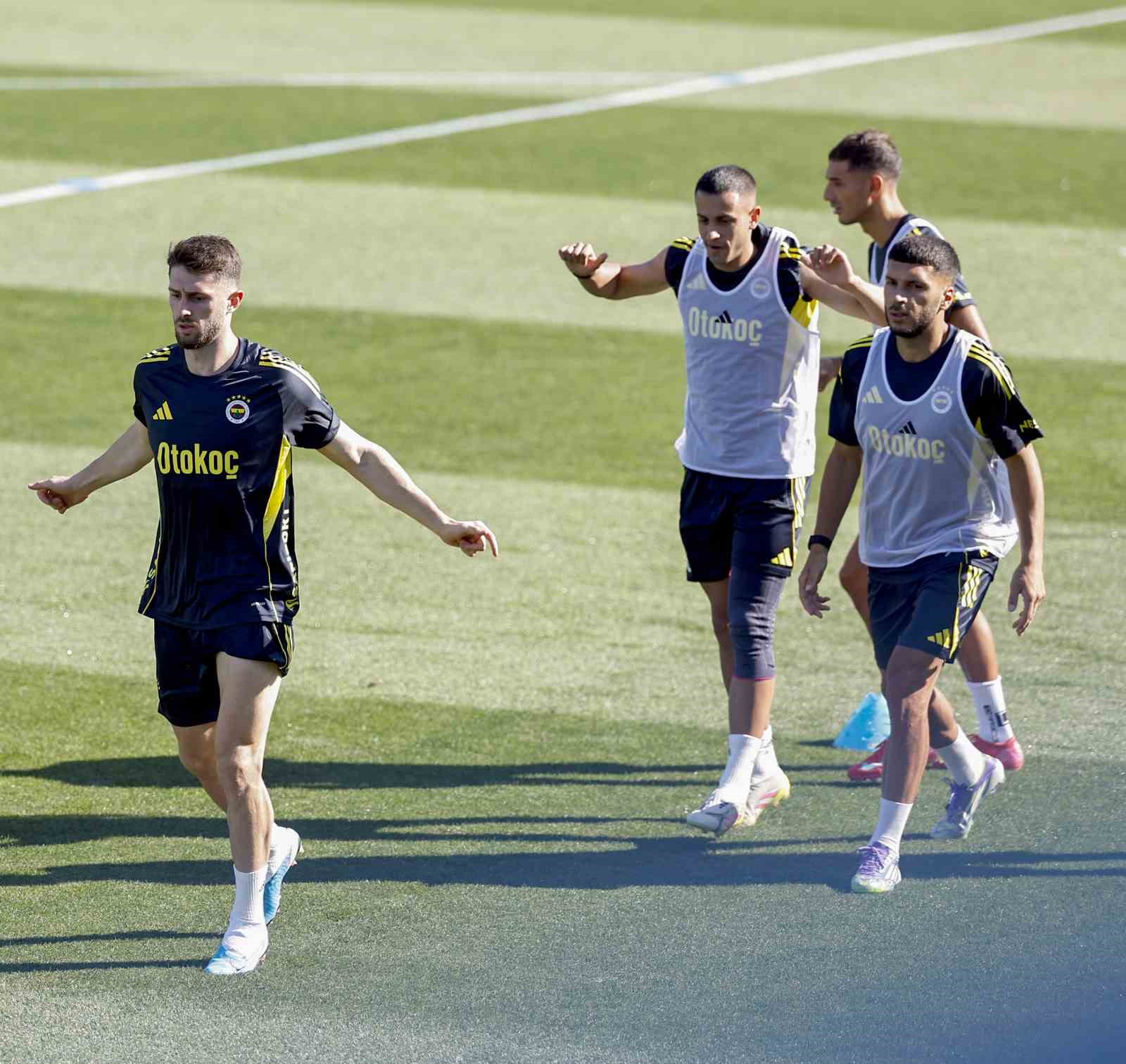 Fenerbahçe, yeni sezon hazırlıklarını akşam idmanıyla sürdürdü 