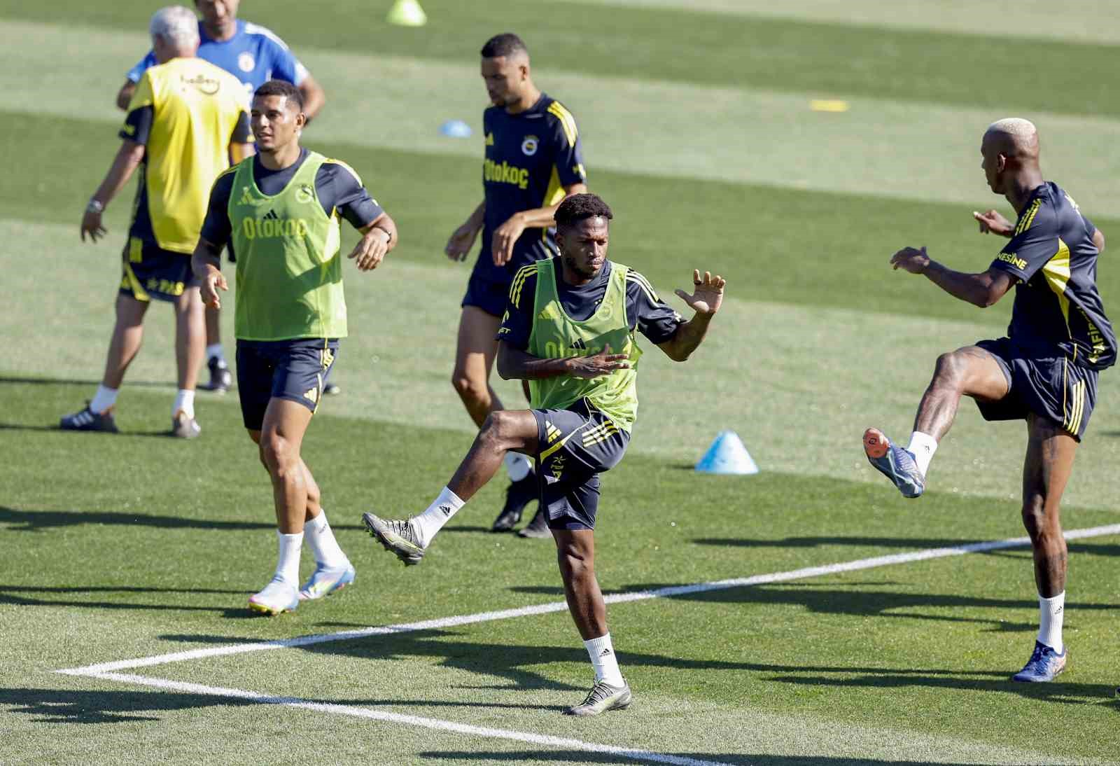 Fenerbahçe, yeni sezon hazırlıklarını akşam idmanıyla sürdürdü 