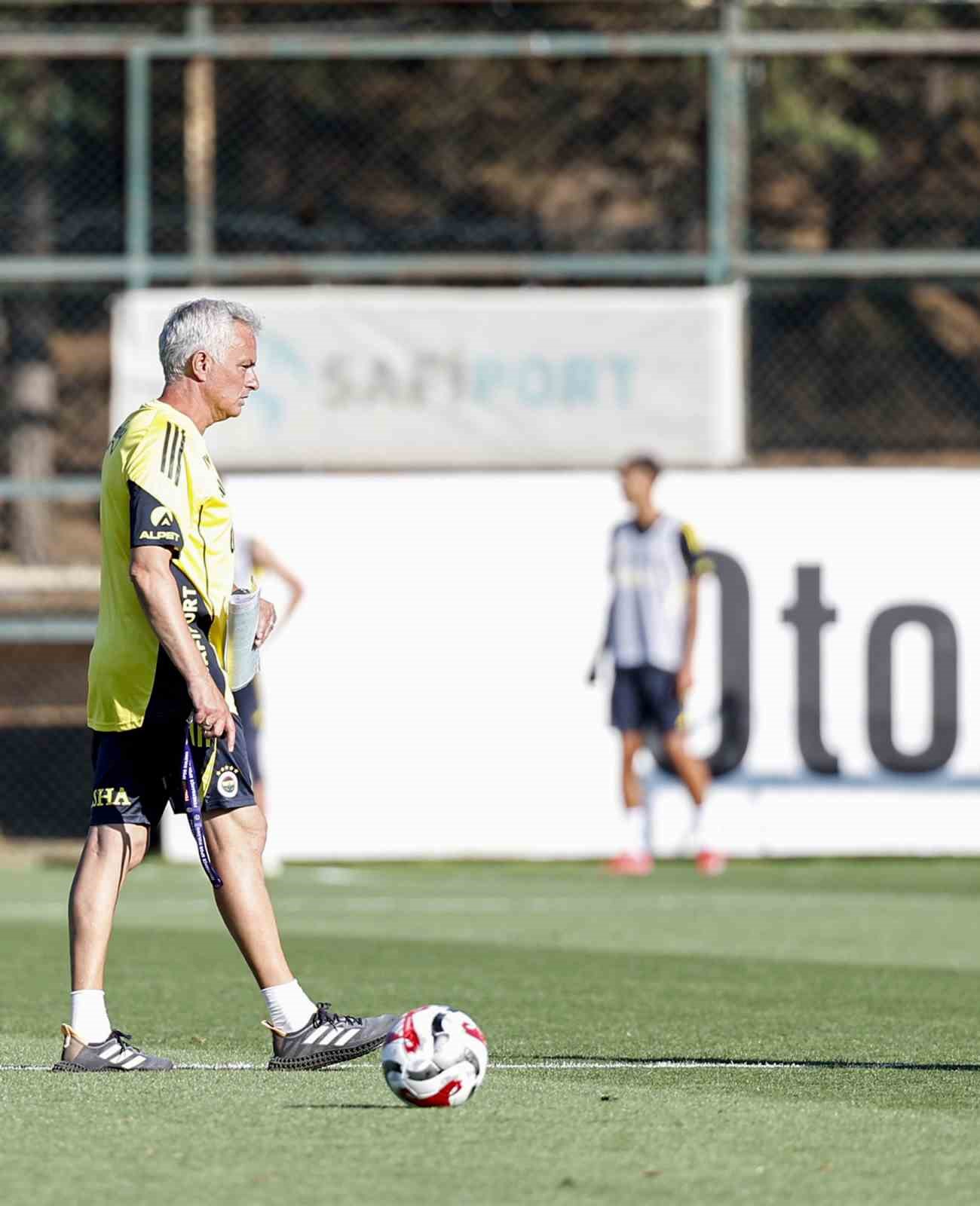 Fenerbahçe, yeni sezon hazırlıklarını akşam idmanıyla sürdürdü 
