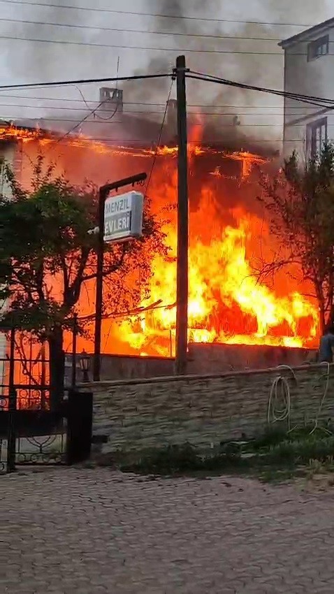 Karabük’te kamelyada çıkan yangın eve sıçradı 