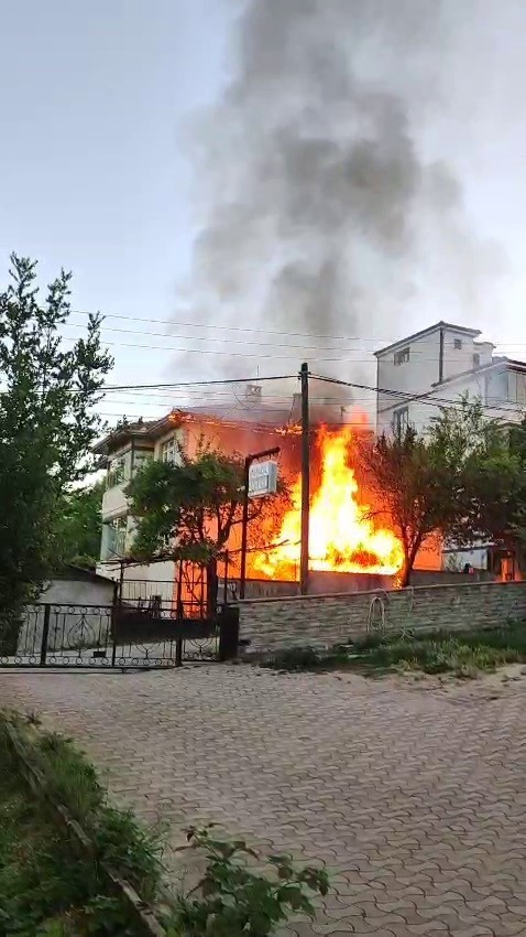 Karabük’te kamelyada çıkan yangın eve sıçradı 