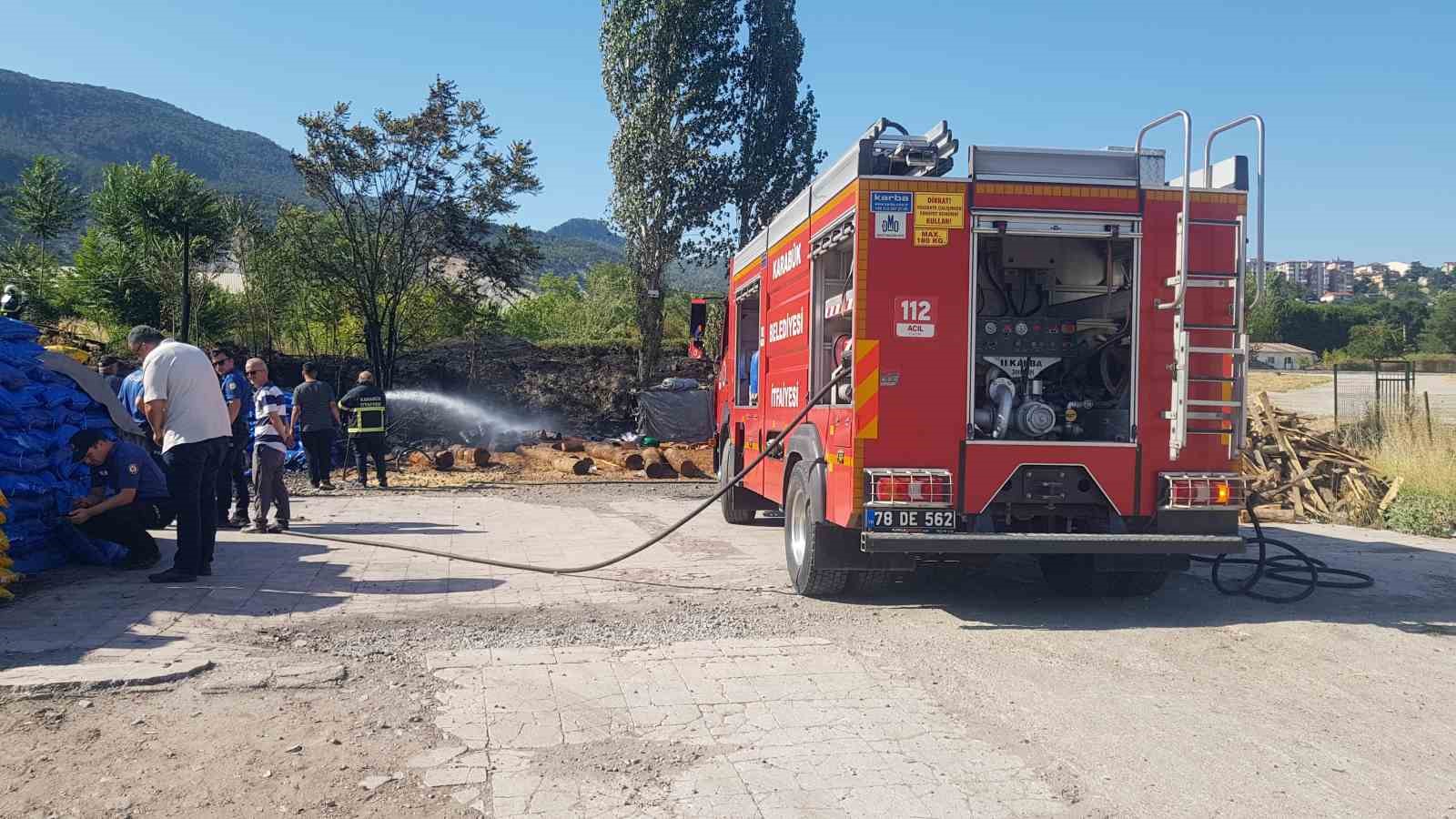 Karabük’te kömür ve odun deposu alev aldı 