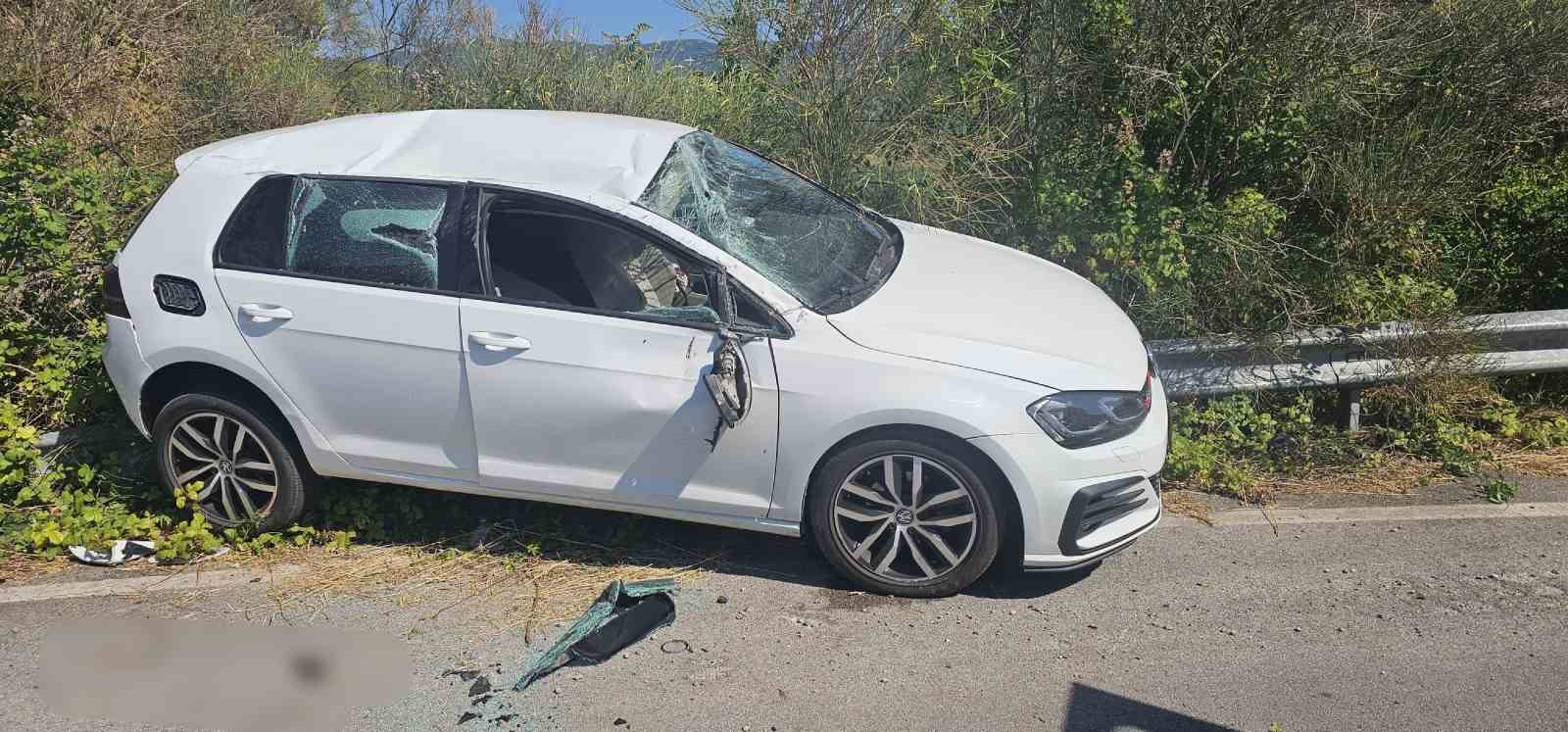 Taklalar atan otomobil uçuruma yuvarlanmaktan son anda kurtuldu: 5 yaralı 