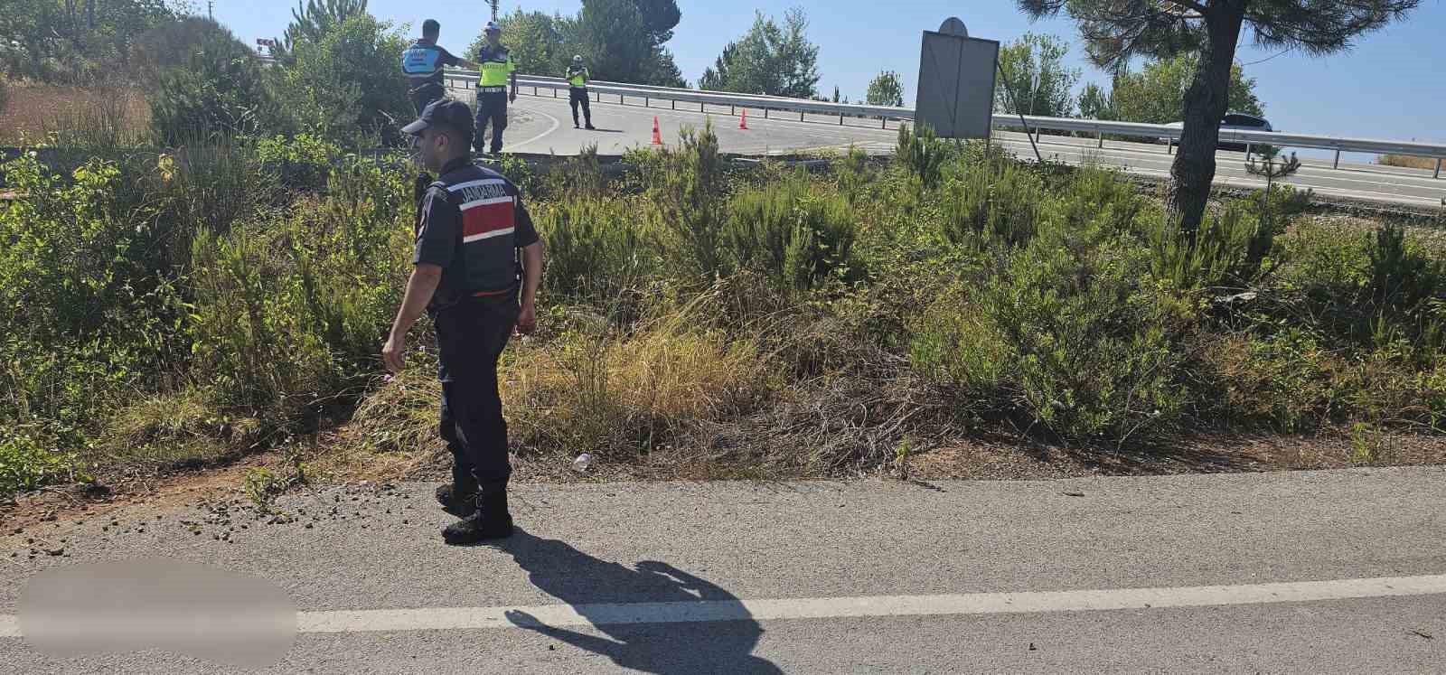 Taklalar atan otomobil uçuruma yuvarlanmaktan son anda kurtuldu: 5 yaralı 