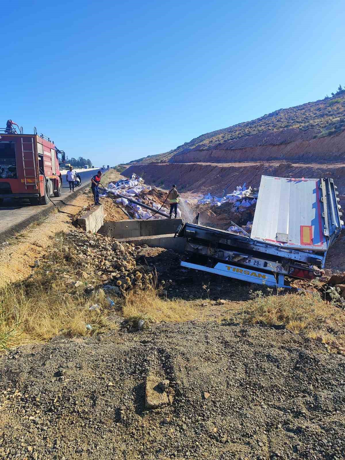 Kaza yapan tırda alevler içerisinde kalan baba ve 13 yaşındaki oğlu hayatını kaybetti 