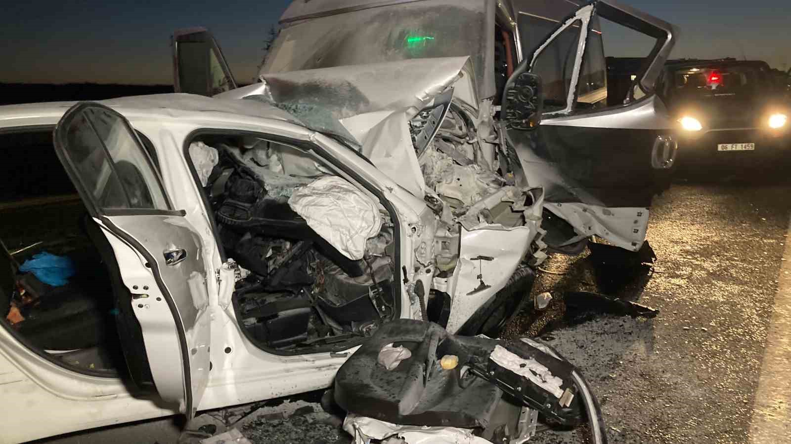 Ankara’da ters yöne giren araç minibüs ile kafa kafaya çarpıştı: 1 ölü 