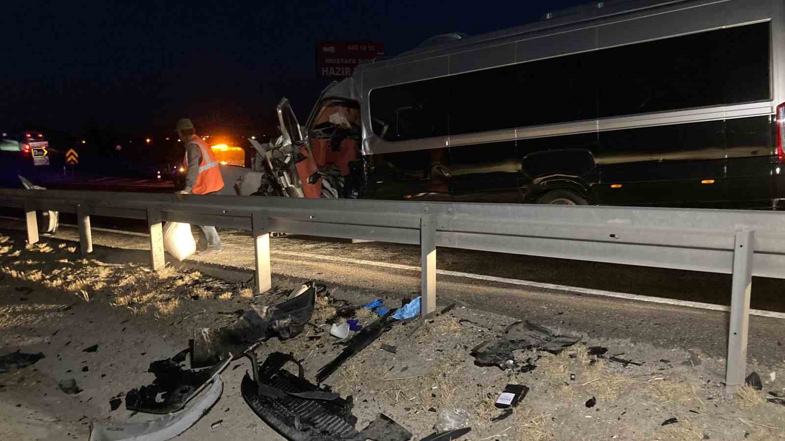 Ankara’da ters yöne giren araç minibüs ile kafa kafaya çarpıştı: 1 ölü 