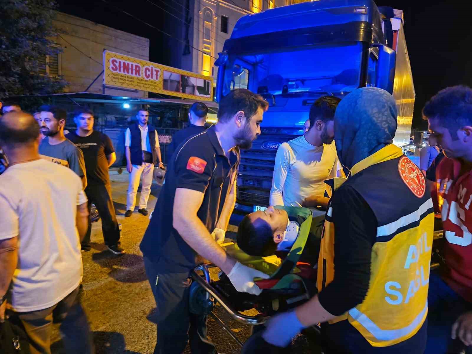 Kafası tırın altına girdi kaskı hayatını kurtardı 