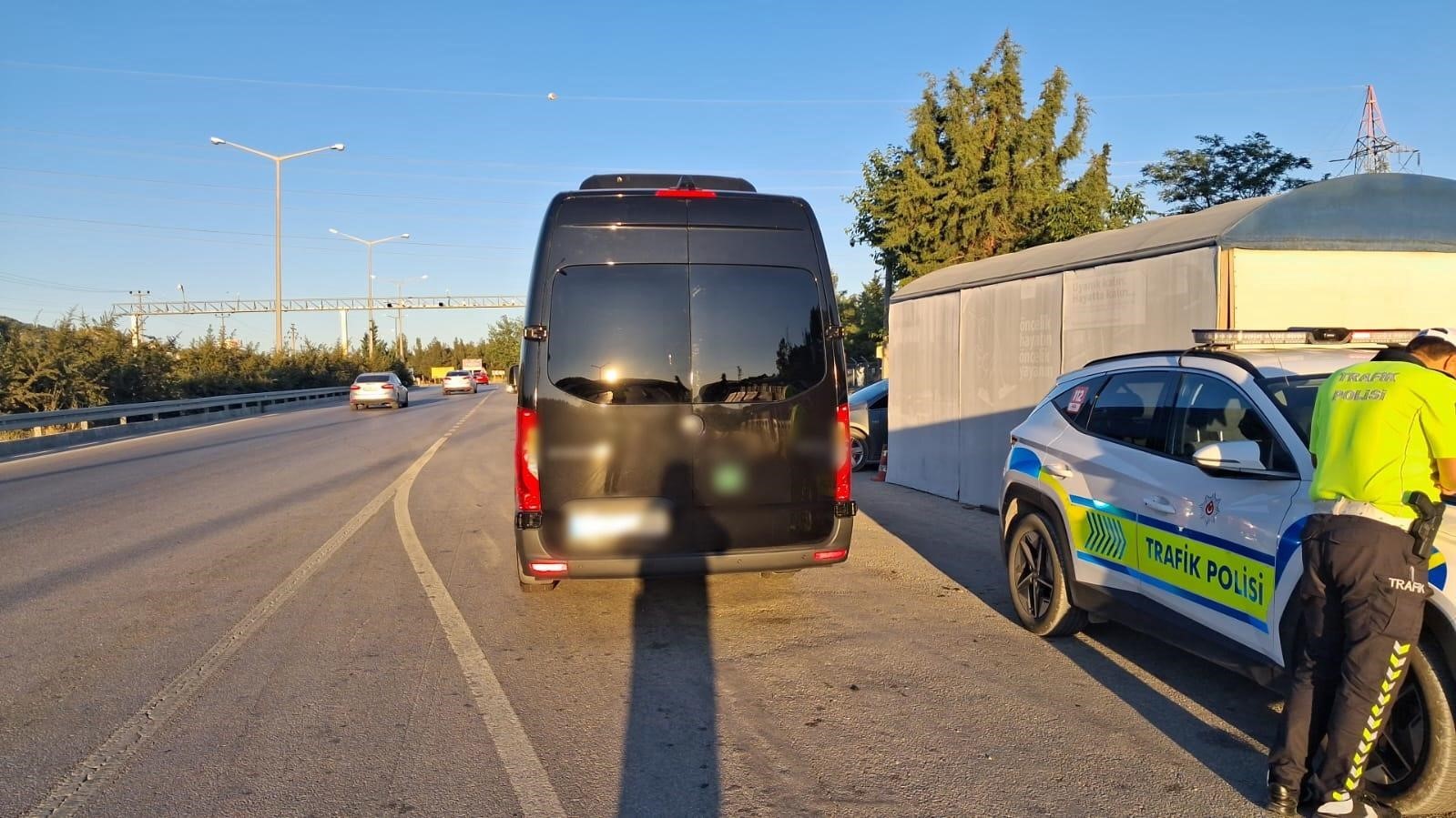 Burdur’da tarifesiz yolcu taşımacılığına yönelik denetimlerde 15 araç trafikten men edildi 