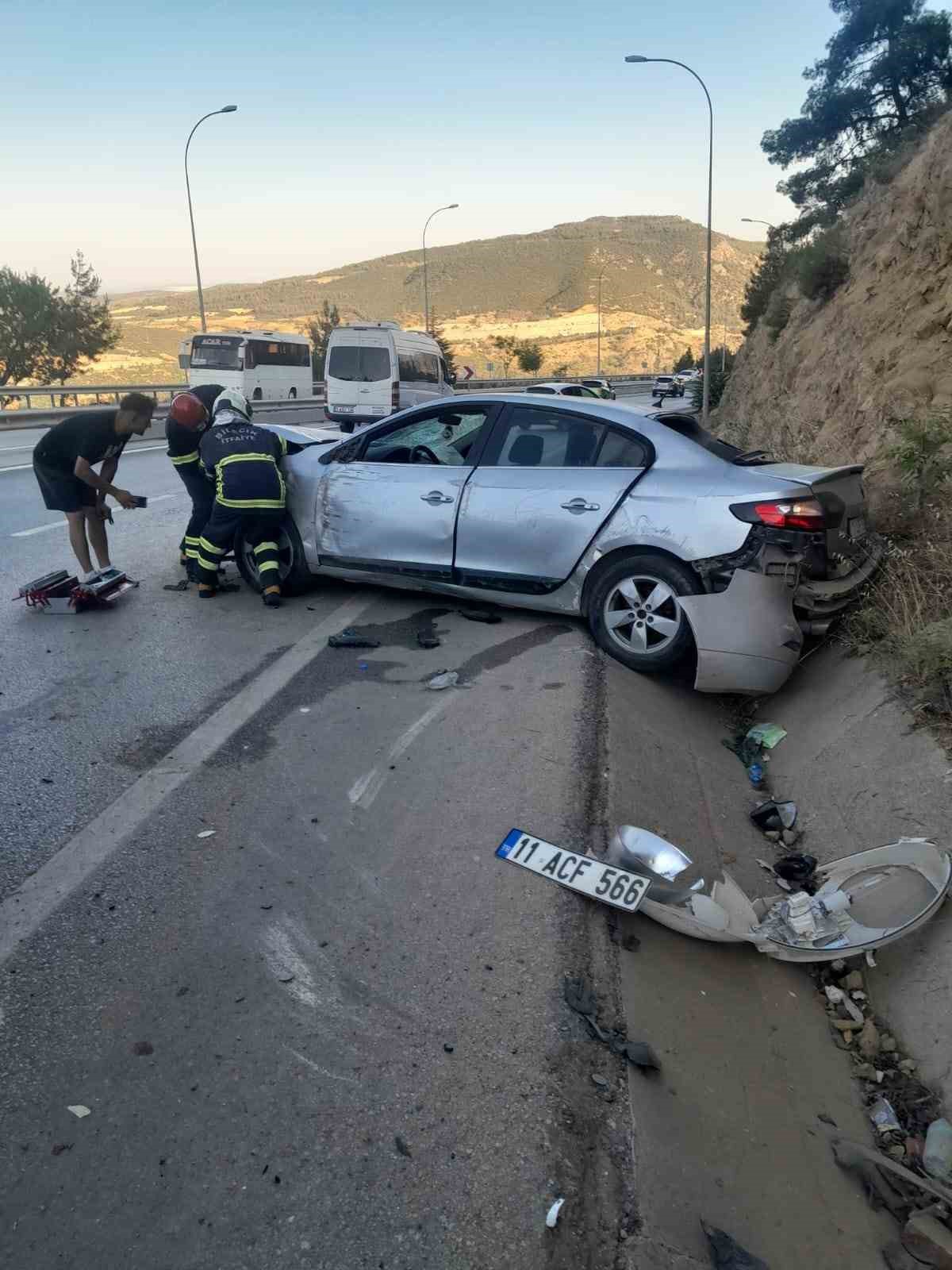 Kaza yapan araca başka bir araç çarptı, 2 kişi yaralandı 