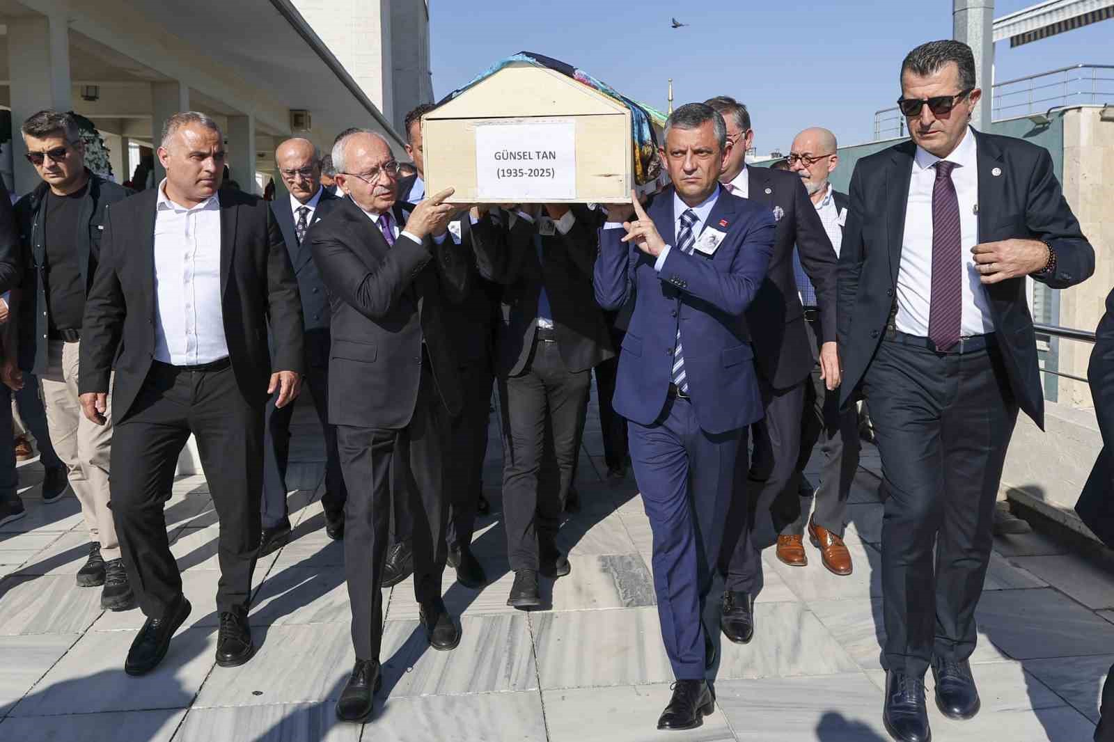 Özgür Özel ile Kılıçdaroğlu, Milletvekili Namık Tan’ın annesinin cenazesine katıldı 