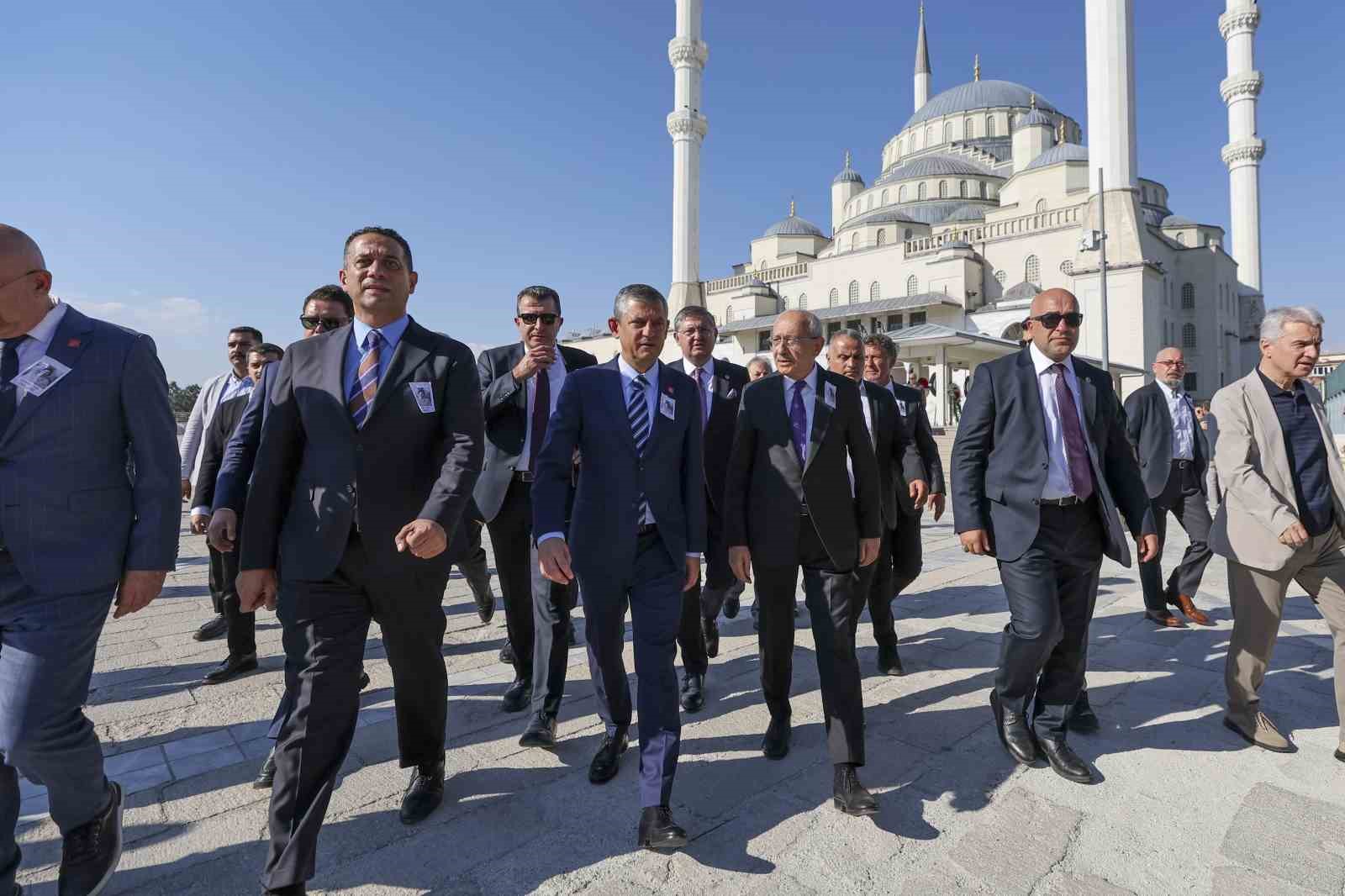 Özgür Özel ile Kılıçdaroğlu, Milletvekili Namık Tan’ın annesinin cenazesine katıldı 