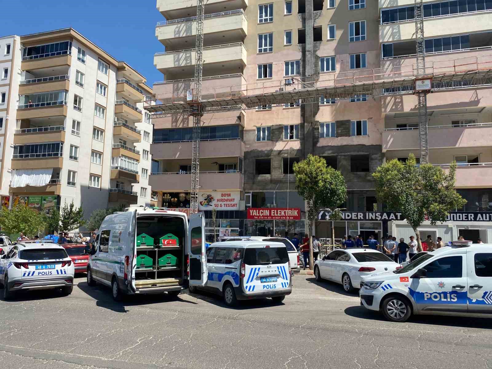 İskele kırıldı, işçiler yere çakıldı: 2 ölü, 1 yaralı 