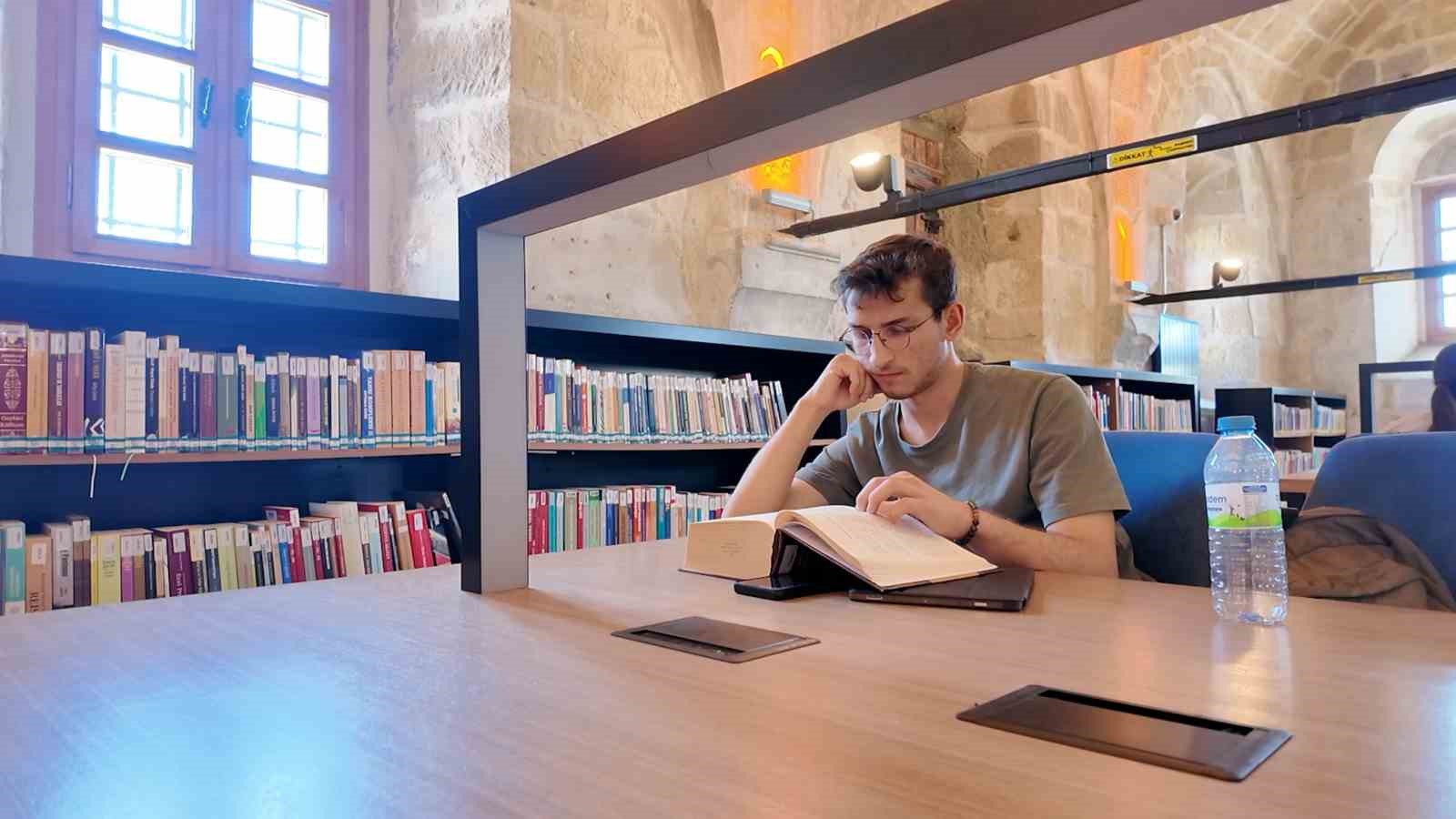164 yıllık kilise, kütüphane olarak hizmet veriyor 