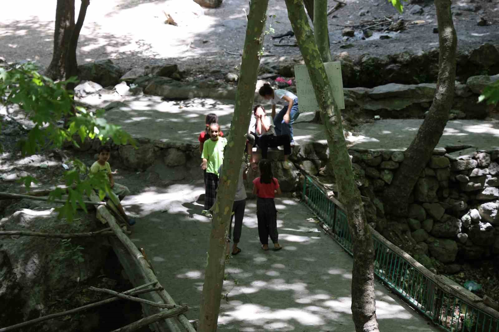 Diyarbakır’da berrak suyu ve yeşilliğiyle göz kamaştıran köy havadan görüntülendi 