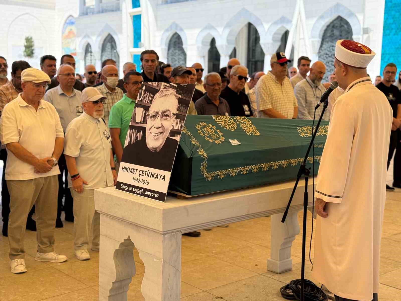 Gazeteci ve yazar Hikmet Çetinkaya son yolculuğuna uğurlandı 