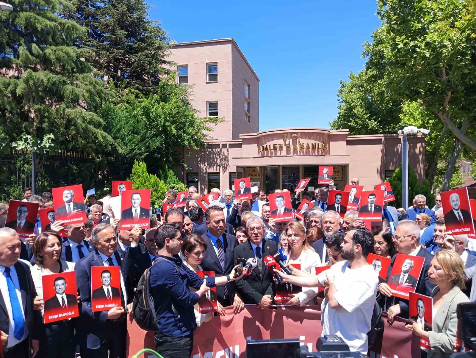CHP’li vekiller, operasyonları protesto etmek için slogan atarak yürüdü 