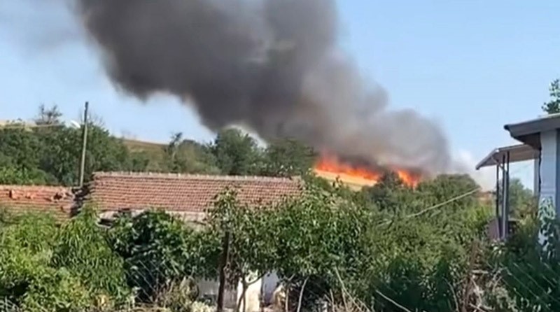 Edirne’de 30 dönümlük buğday tarlası alev alev yandı 