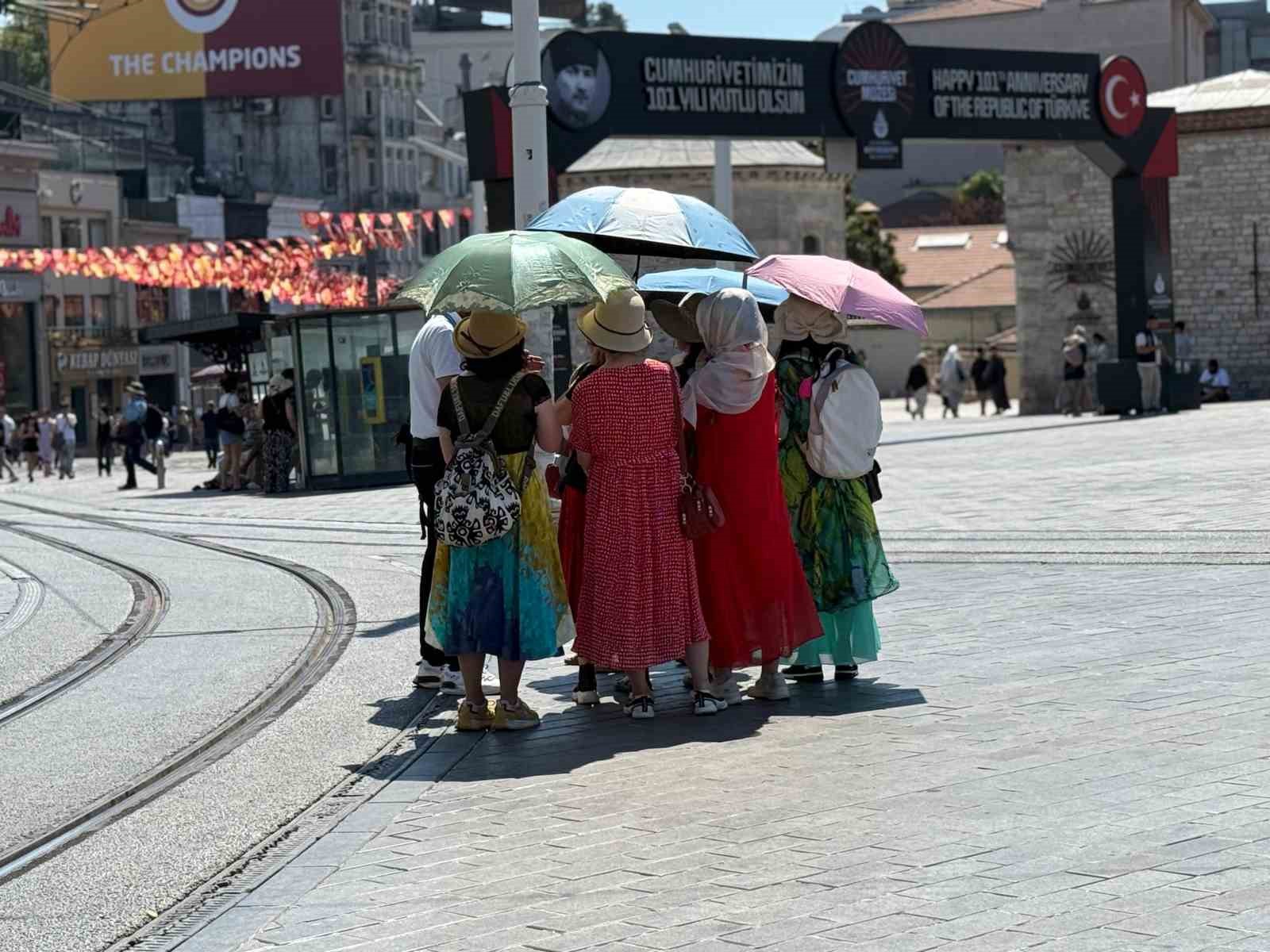 Taksim’de sıcak hava bunalttı; kimisi şemsiyle gezdi, kimisi gölgelik alanda dinledi
