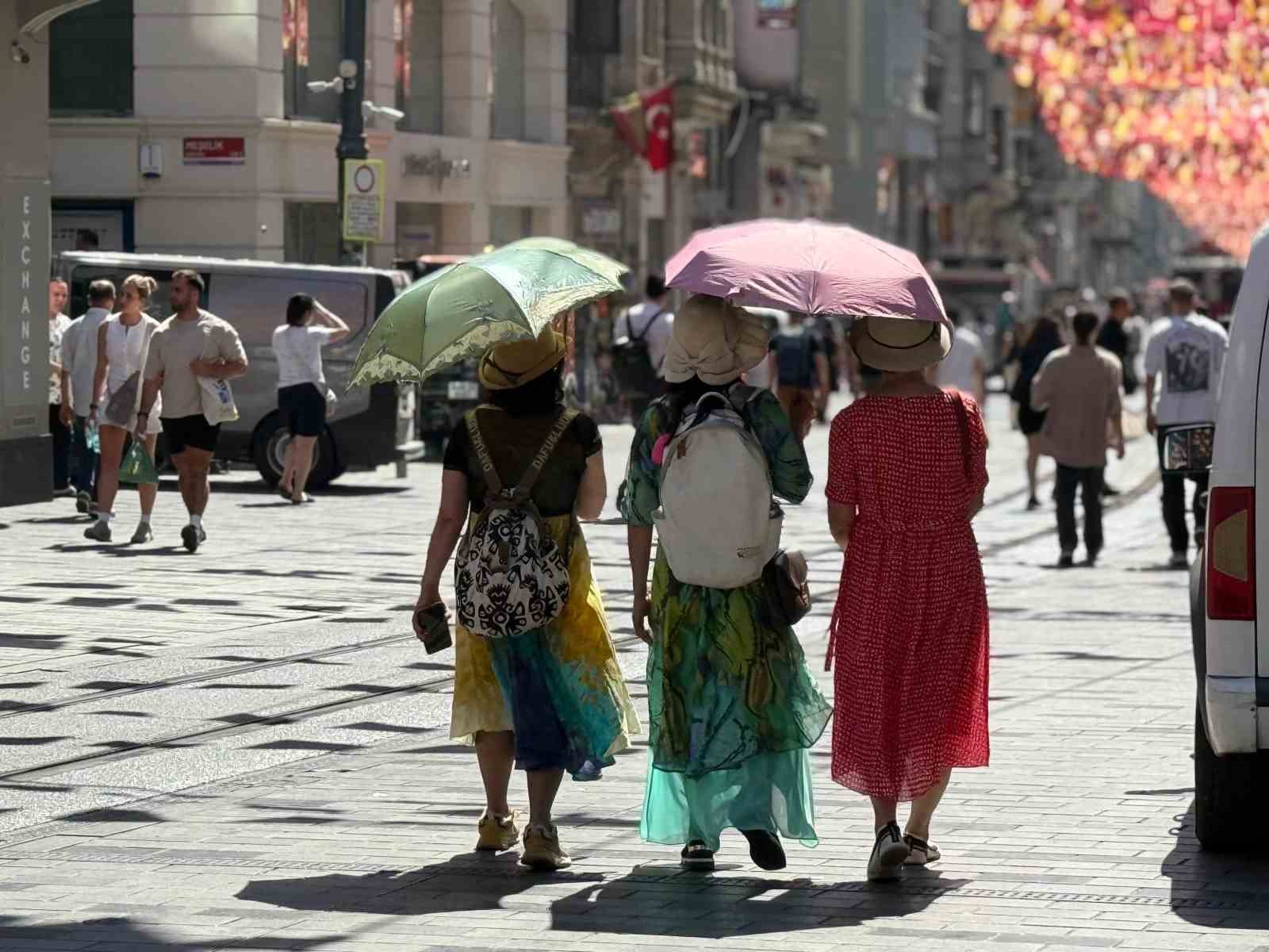 Taksim’de sıcak hava bunalttı; kimisi şemsiyle gezdi, kimisi gölgelik alanda dinledi 