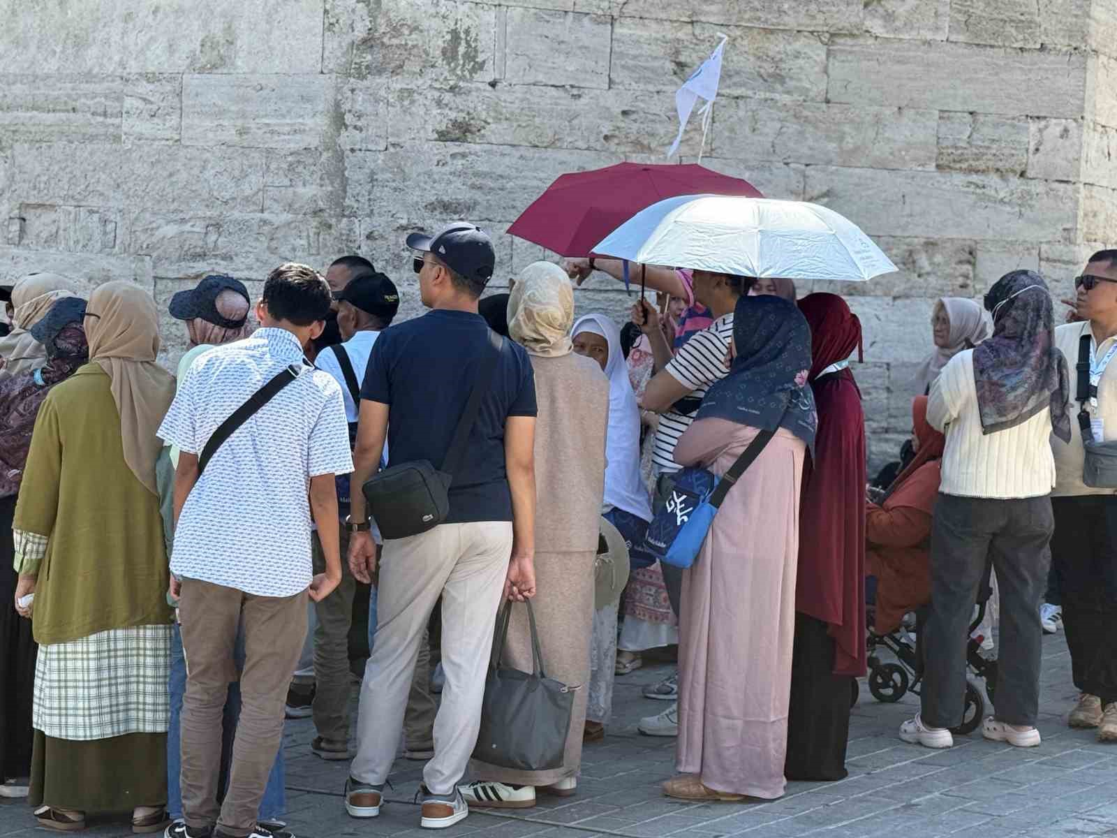 Taksim’de sıcak hava bunalttı; kimisi şemsiyle gezdi, kimisi gölgelik alanda dinledi 