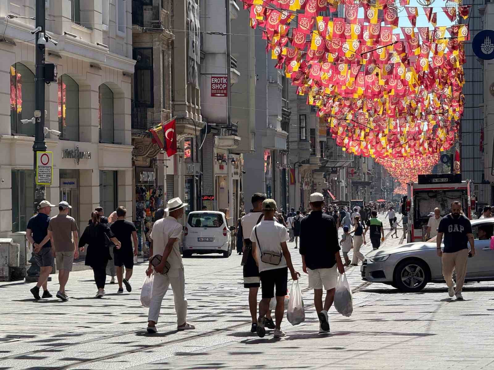 Taksim’de sıcak hava bunalttı; kimisi şemsiyle gezdi, kimisi gölgelik alanda dinledi 