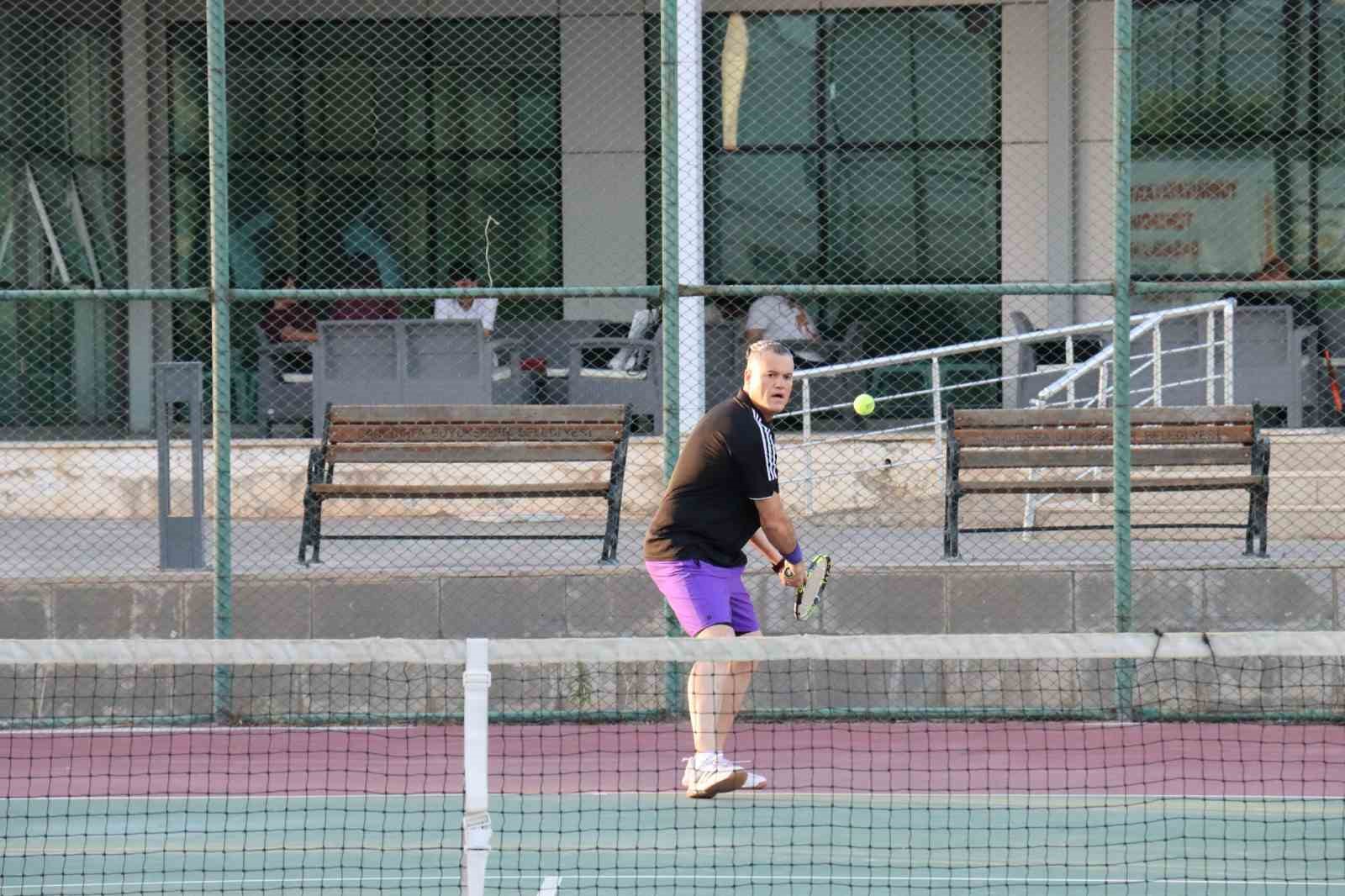 15 Temmuz Demokrasi ve Zafer Bayramı Tenis Turnuvası başladı 