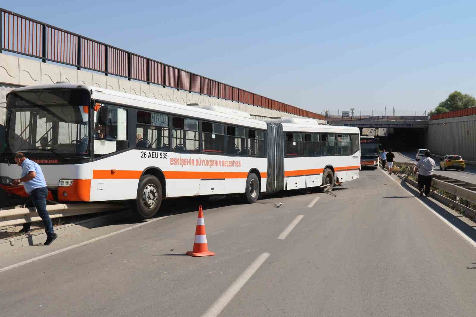 Üniversiteye giden belediye otobüsü bariyerlere çıktı, facia kıl payı ile atlatıldı 