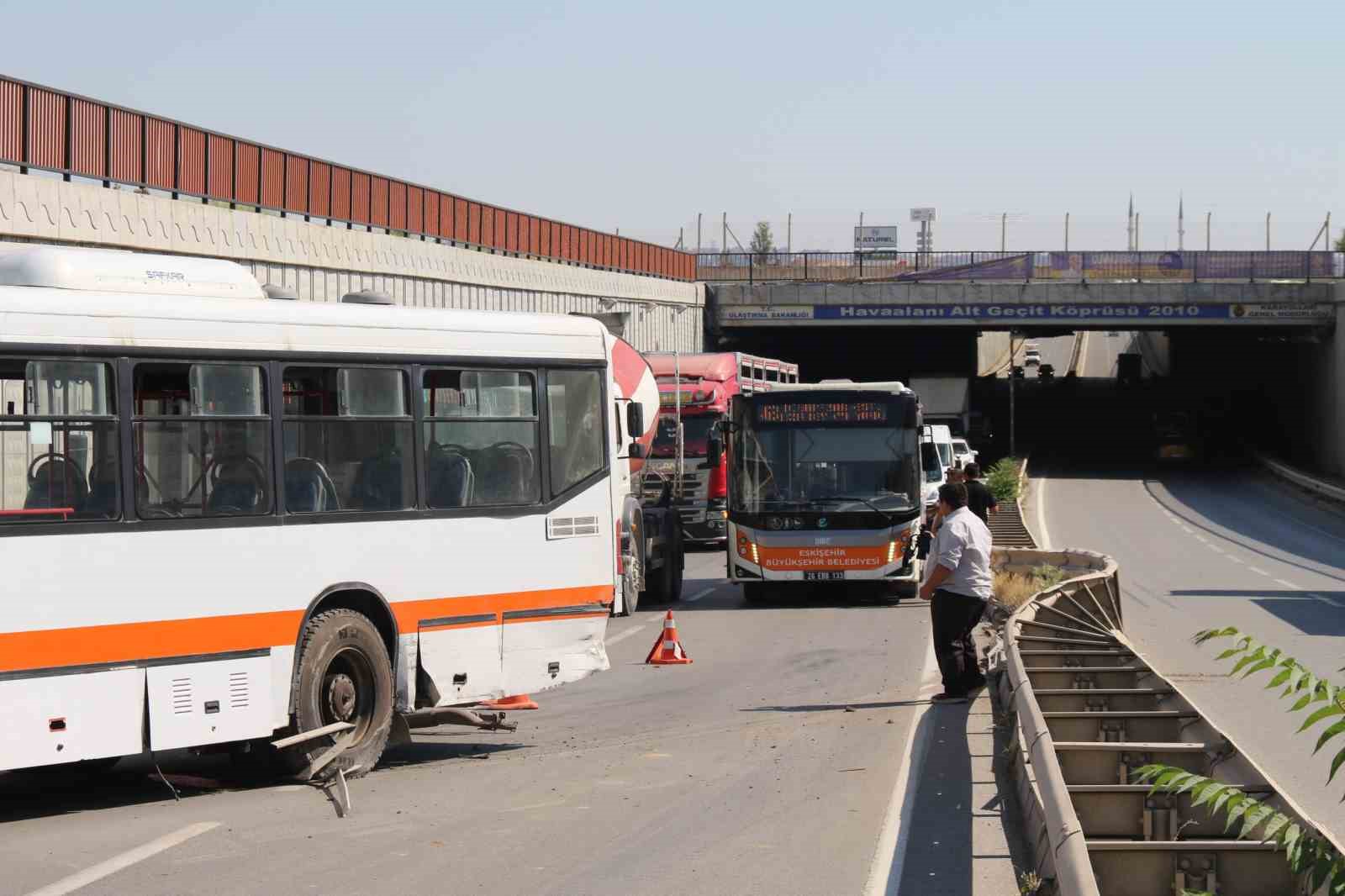 Üniversiteye giden belediye otobüsü bariyerlere çıktı, facia kıl payı ile atlatıldı 