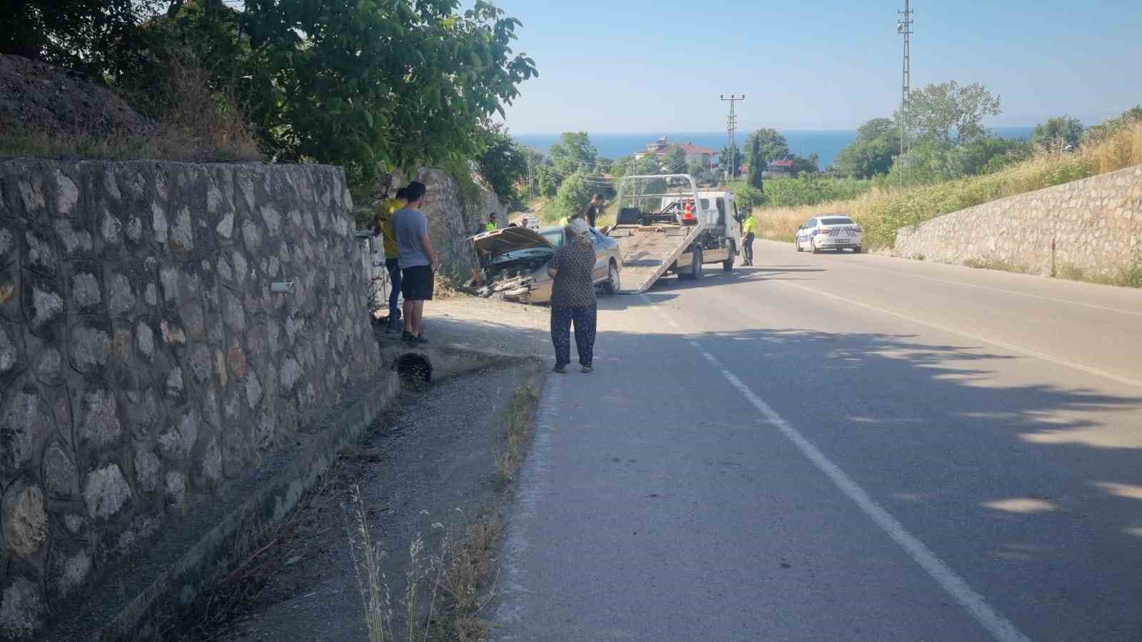 Sinop’ta otomobil duvara çarptı: 1’i bebek 3 yaralı 