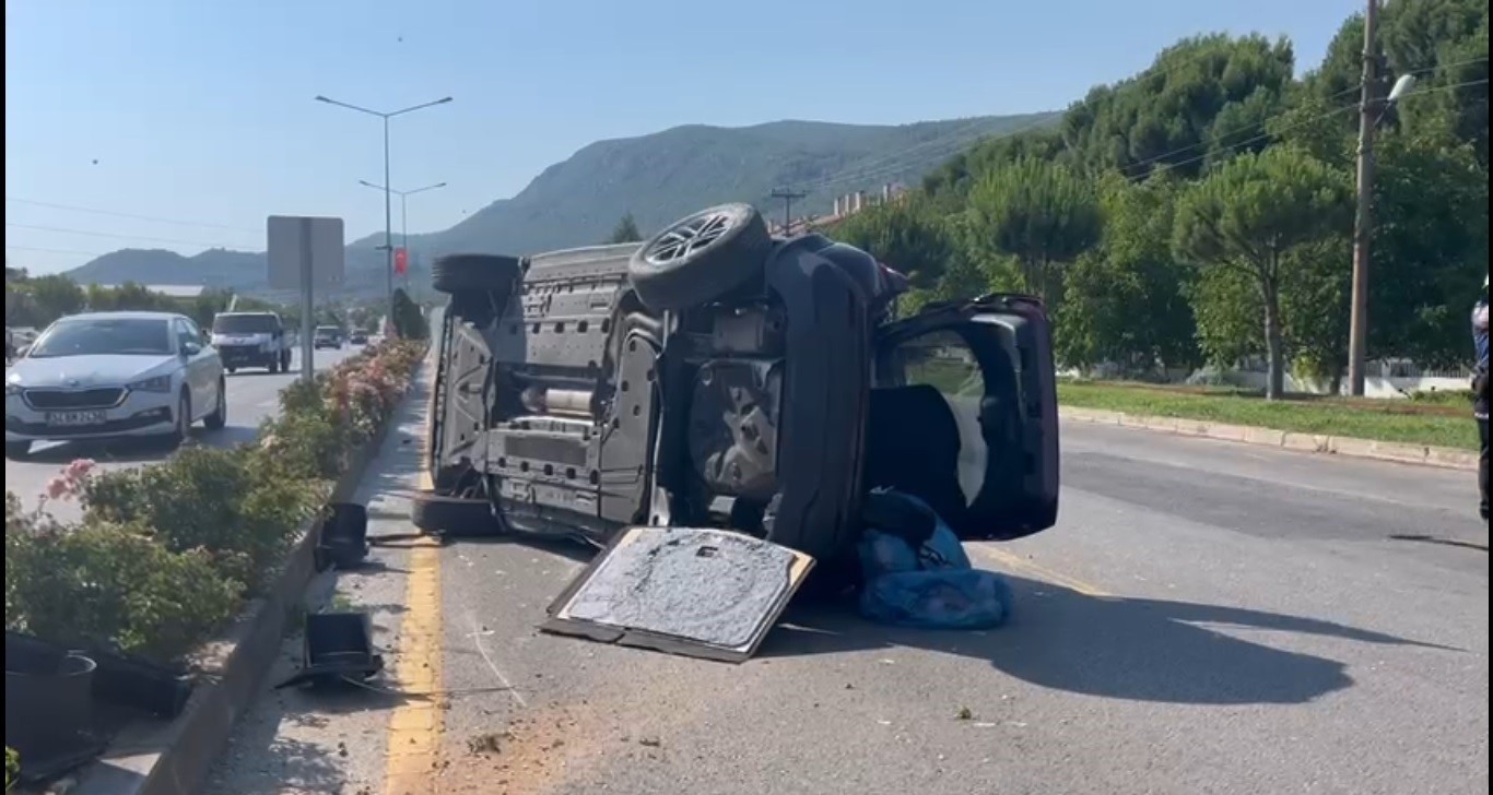 Menteşe’de araçlar hurdaya döndü: 1 yaralı 