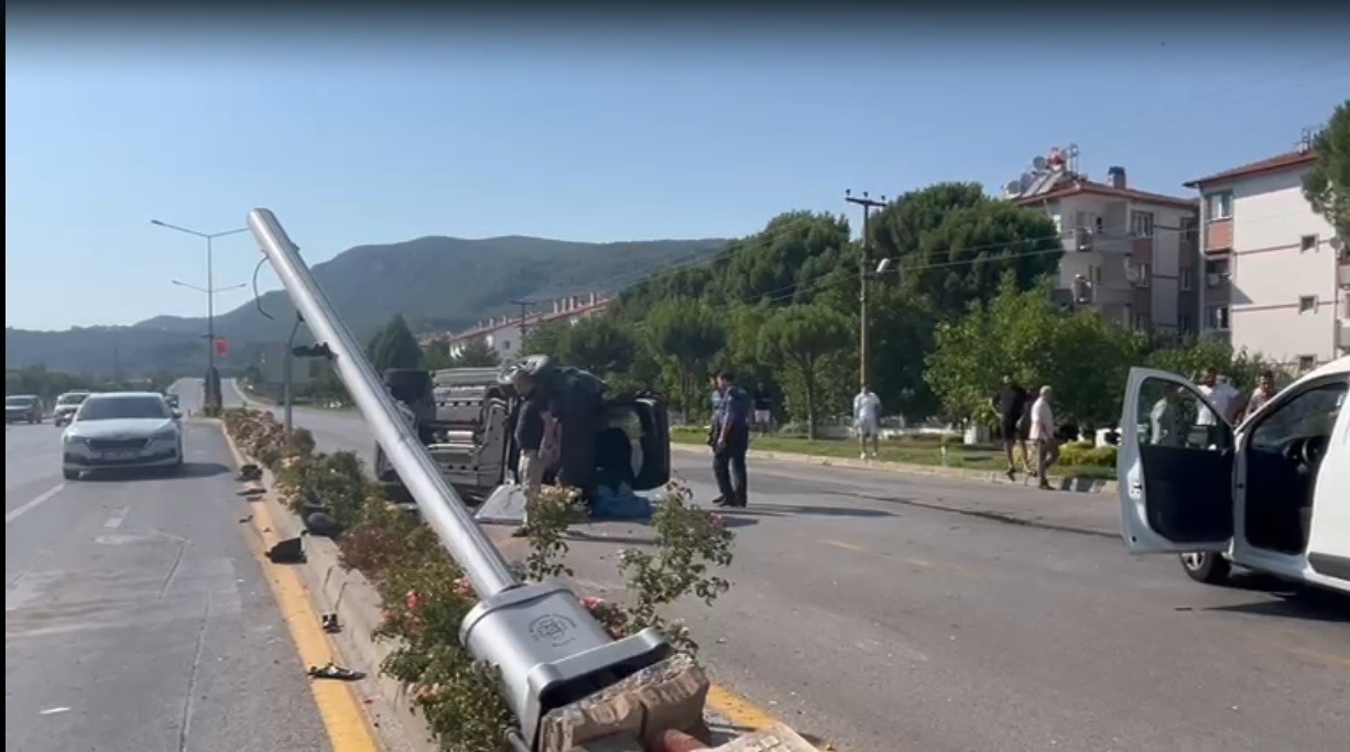 Menteşe’de araçlar hurdaya döndü: 1 yaralı 