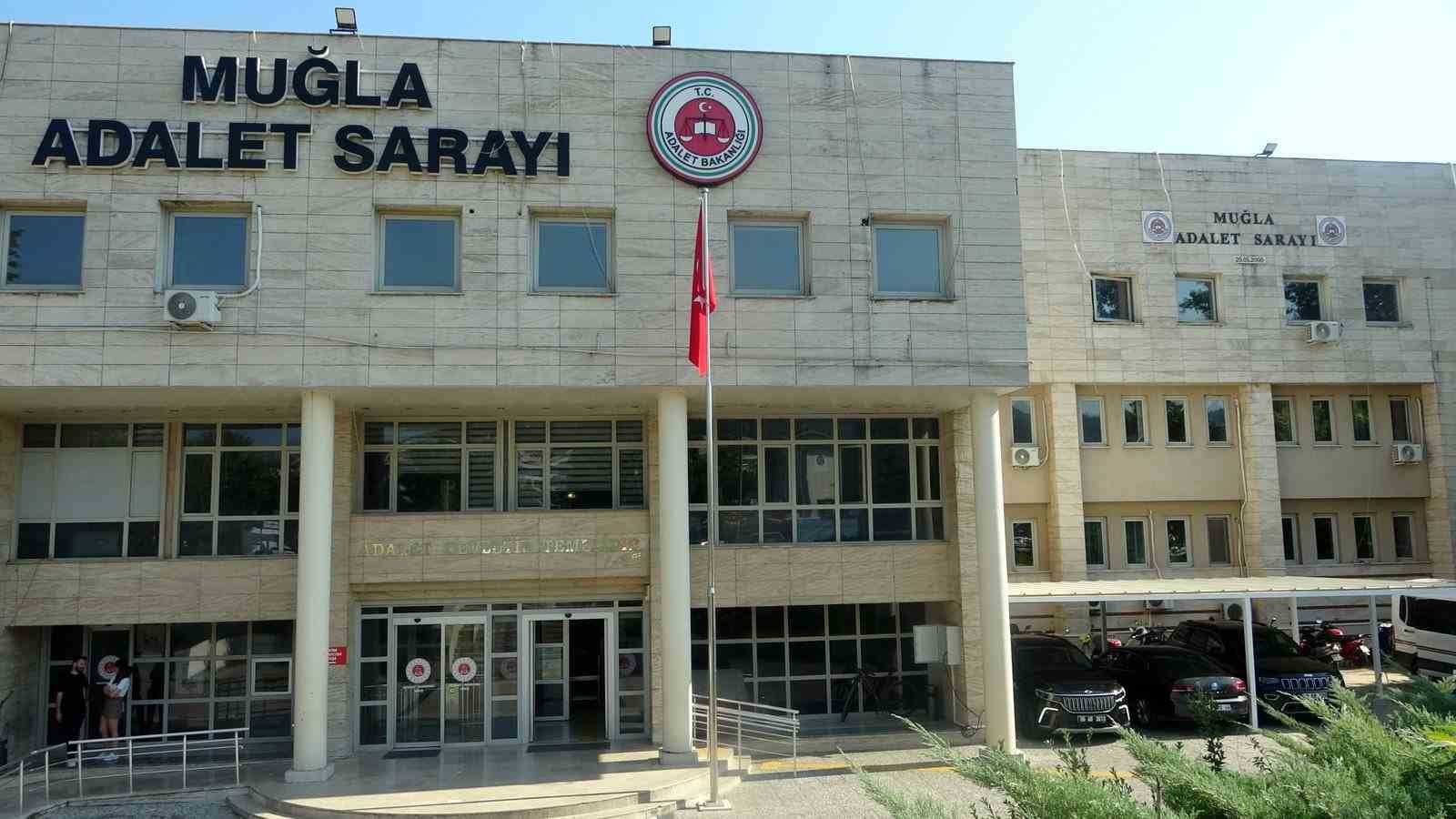 Muğla’da polis araçlarına zarar veren şahıs tutuklandı 