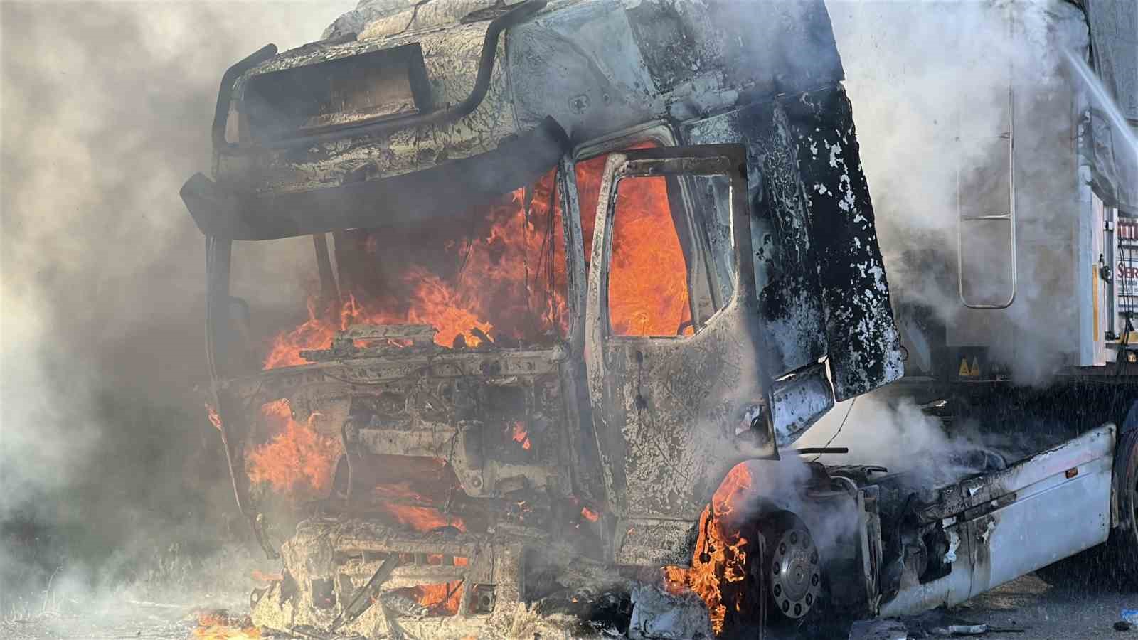 Seyir halindeyken alev topuna dönen tır kullanılamaz hale gedi 