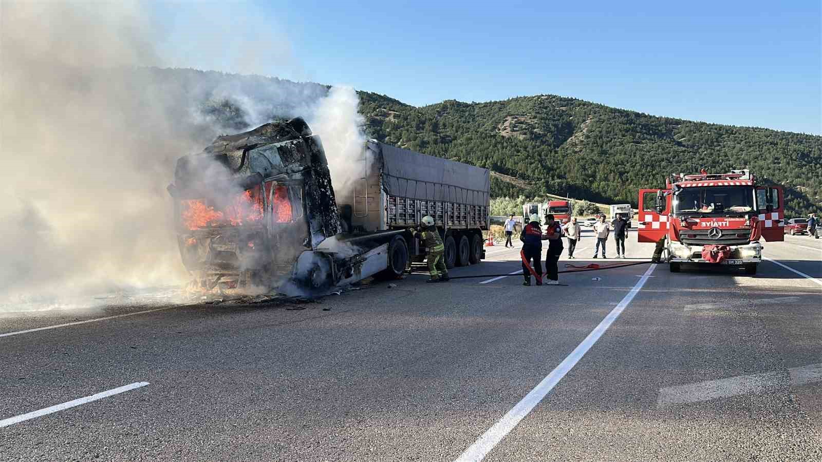 Seyir halindeyken alev topuna dönen tır kullanılamaz hale gedi 
